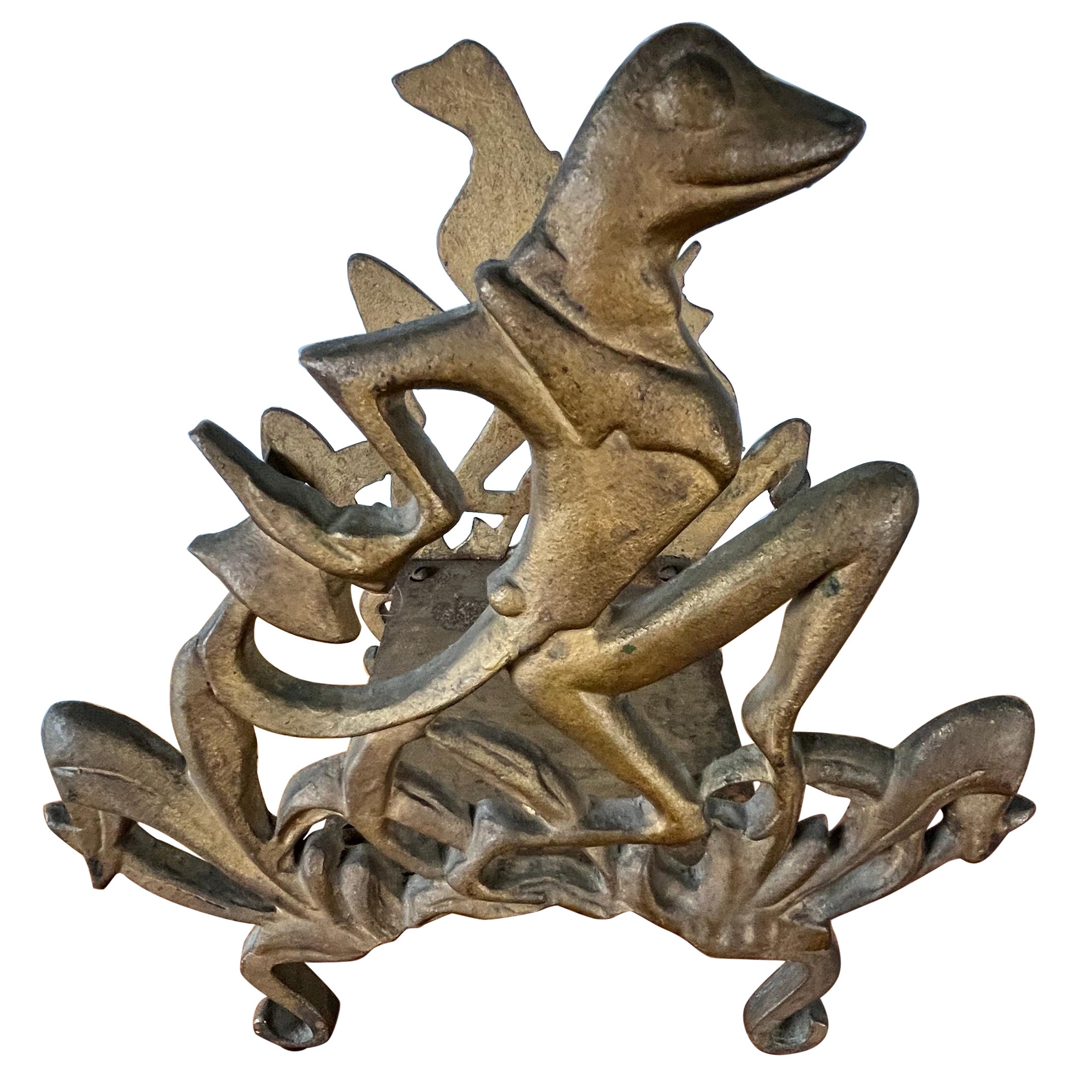 Una pesciera artistica in stile art déco realizzata in ghisa dorata e sormontata da una coppa di vetro arrotondata. La base presenta sculture espressive di rane e fogliame. Questo pezzo scultoreo funge sia da arredamento che da arte della