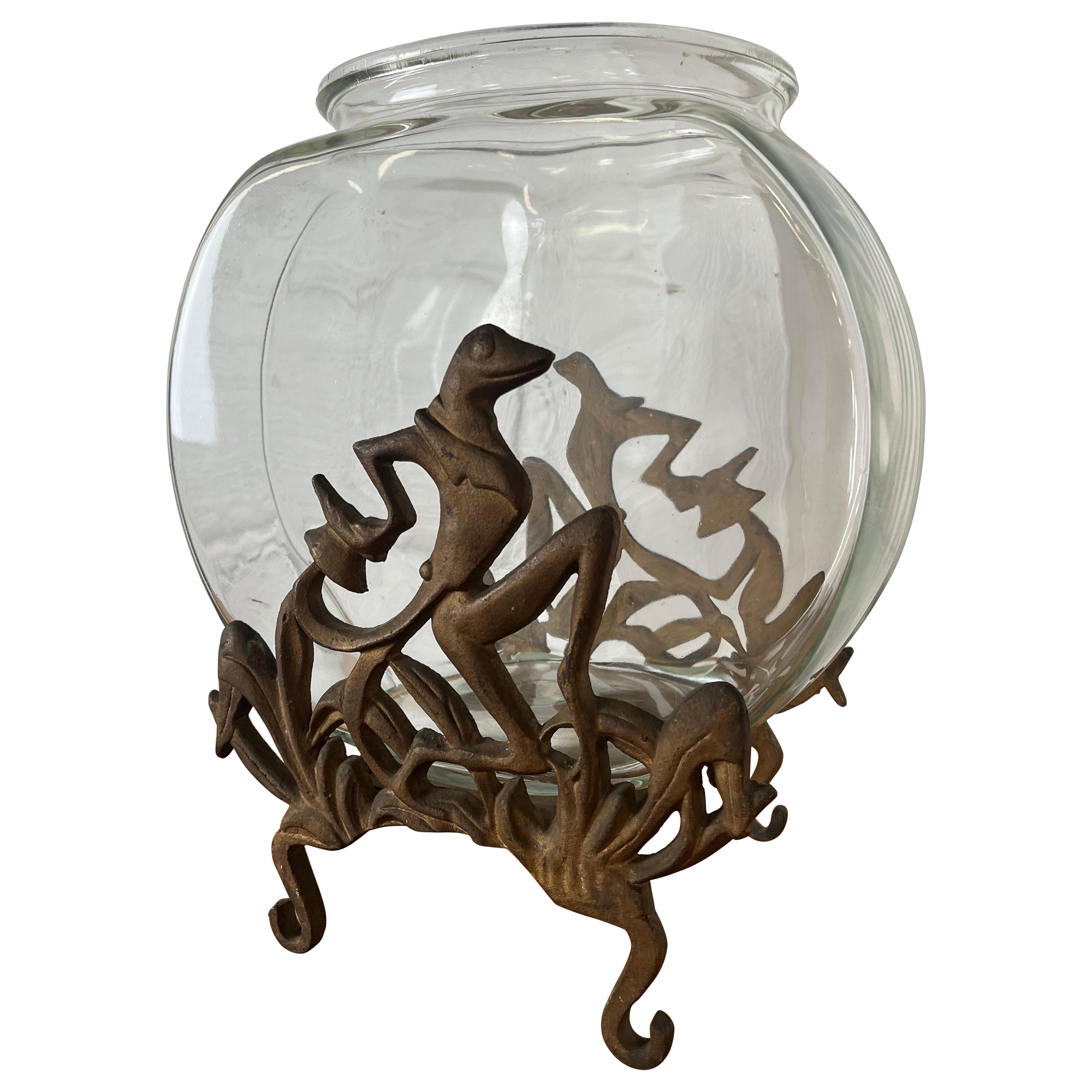 Peschiera scultorea d
epoca in ghisa dorata con disegno artistico di rana e fogliame in vendita