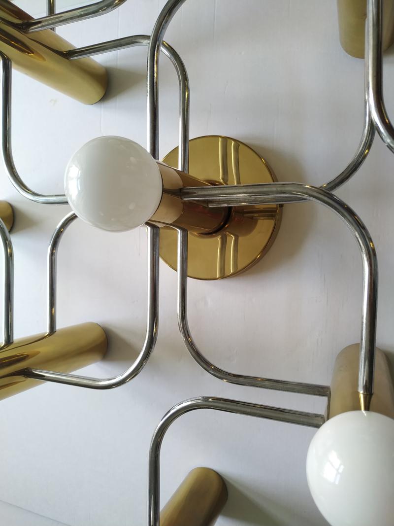 Large sculptural Sciolari style ceiling or wall flush mount by Leola. Polished brass and chrome version.
Germany, 1960s.