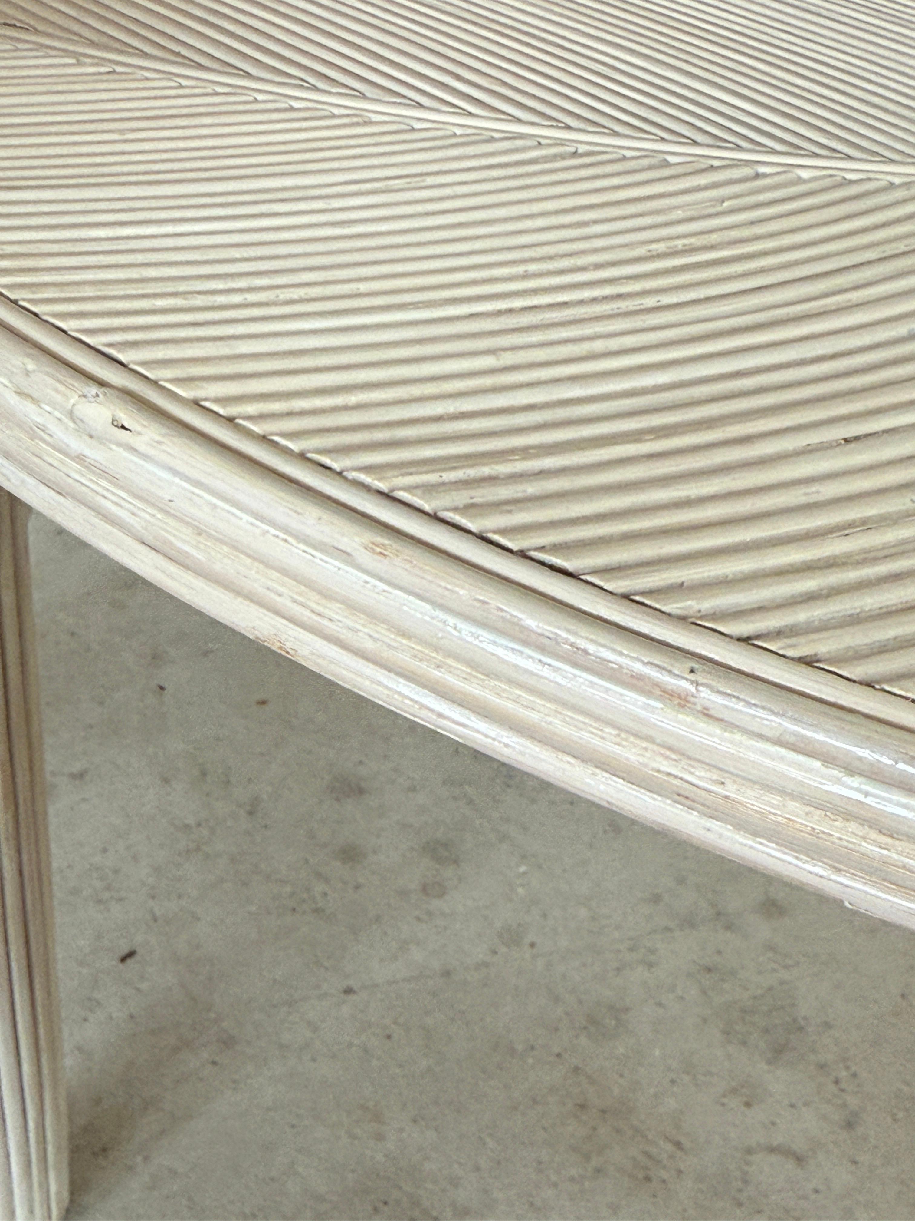 Mesas nido Vintage Sculptural Coastal Organic Modern Pencil Rattan Leaf en venta 2