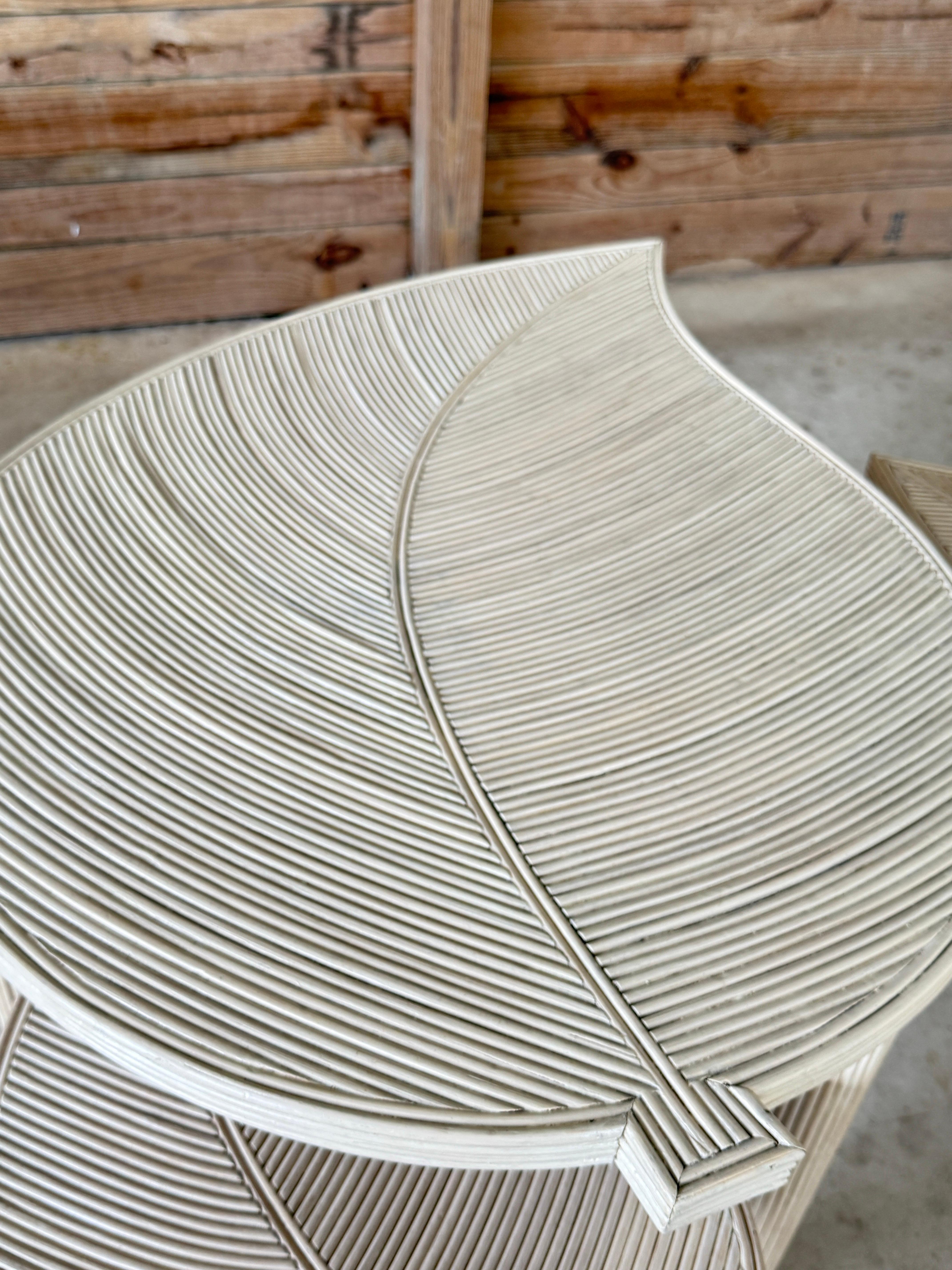 Mesas nido Vintage Sculptural Coastal Organic Modern Pencil Rattan Leaf en venta 3