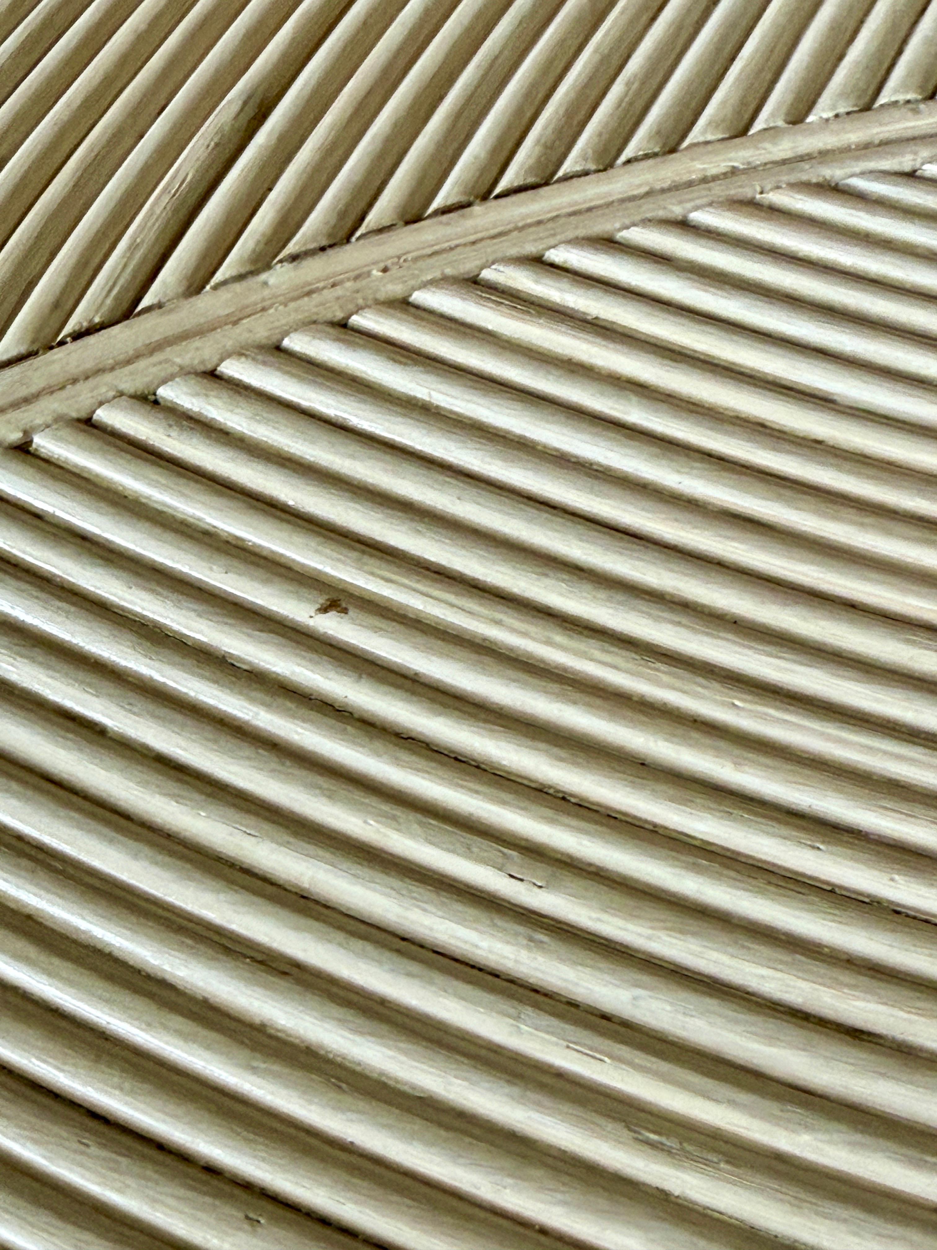 Mesas nido Vintage Sculptural Coastal Organic Modern Pencil Rattan Leaf en venta 4