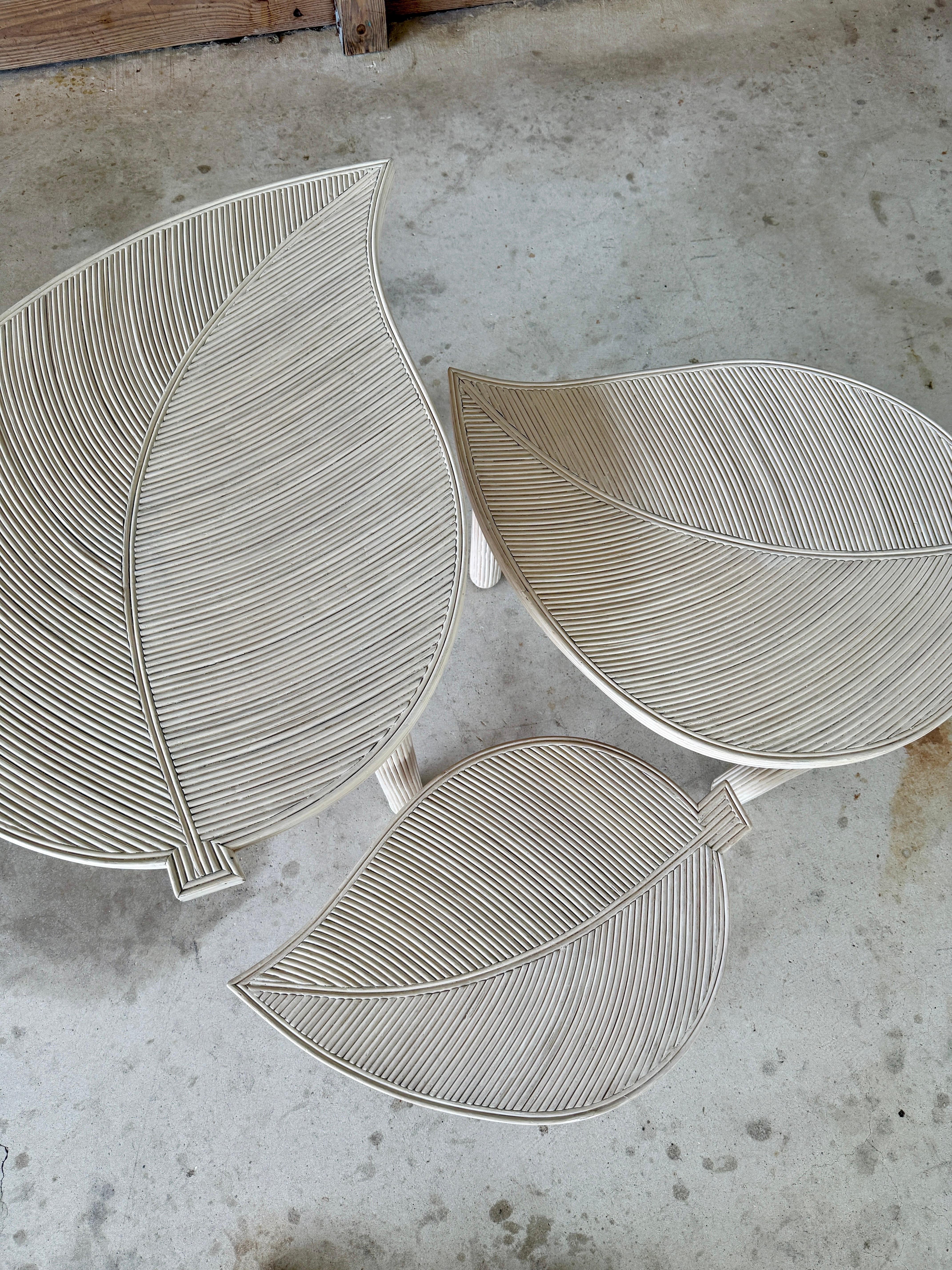 Mesas nido Vintage Sculptural Coastal Organic Modern Pencil Rattan Leaf en venta 6