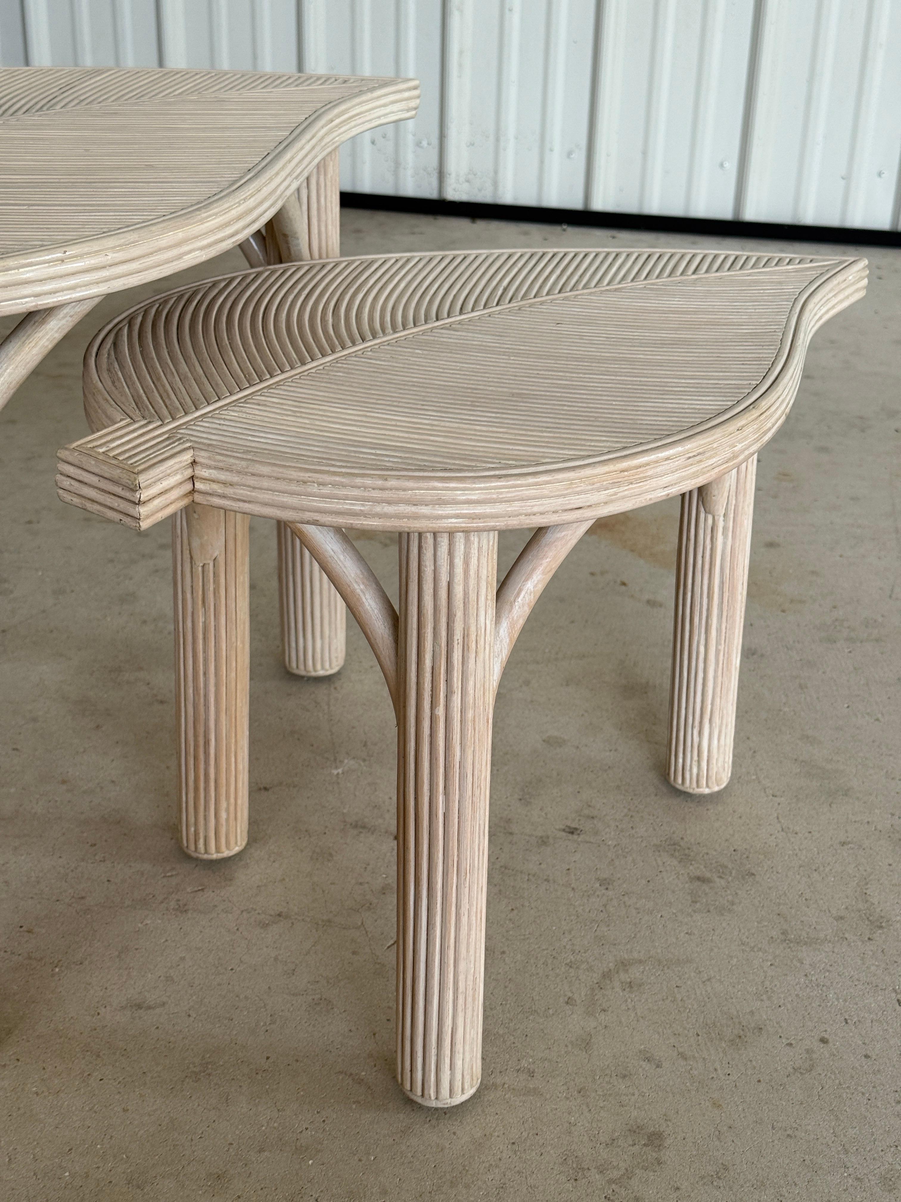 Raro y llamativo conjunto de tres mesas nido escultóricas, cada una de ellas diseñada en forma de hoja estilizada y fabricada en ratán lápiz. Estas mesas se han restaurado cuidadosamente con un suave acabado pintado encalado para emular su aspecto