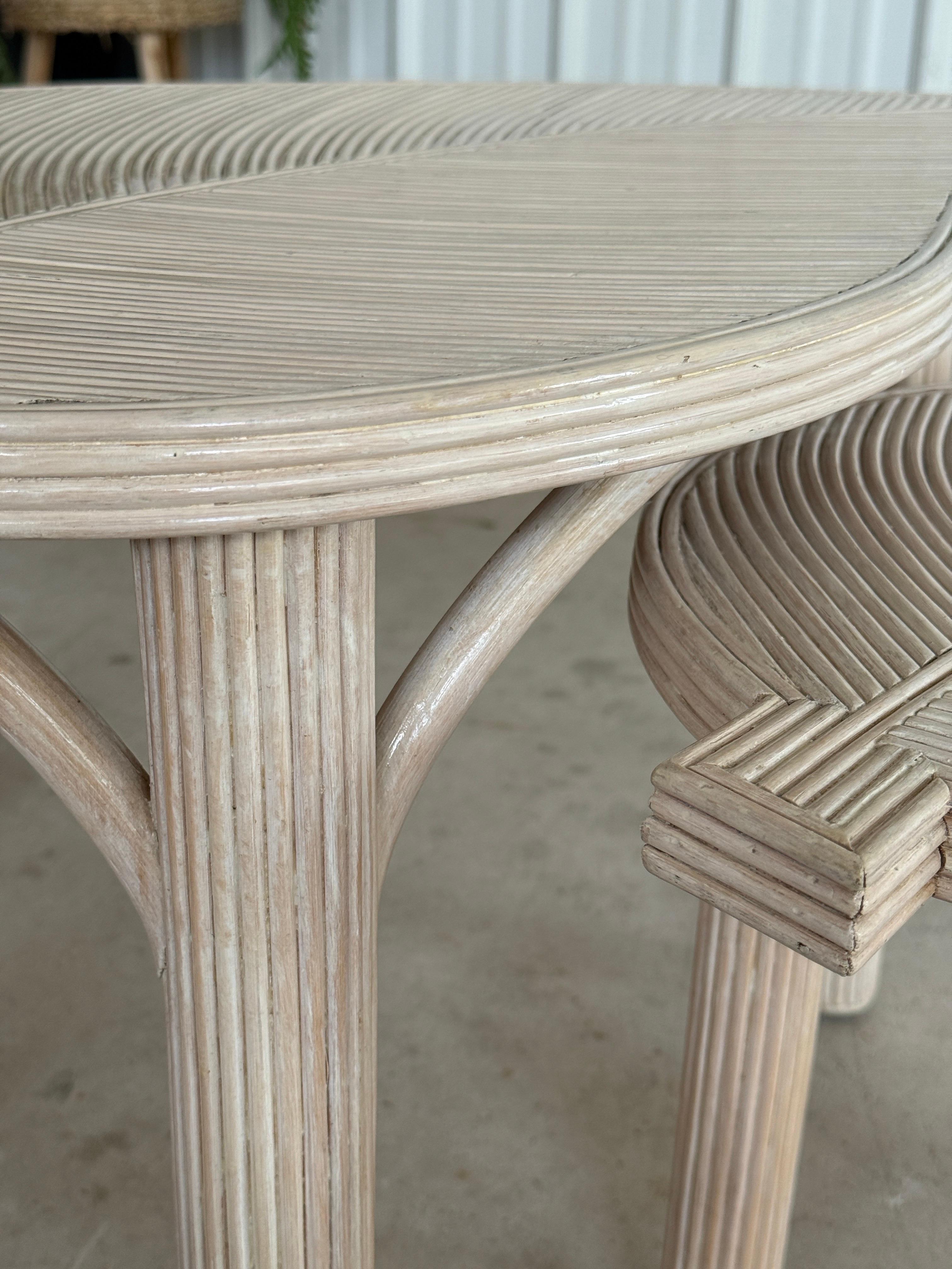 Mesas nido Vintage Sculptural Coastal Organic Modern Pencil Rattan Leaf Moderno orgánico en venta