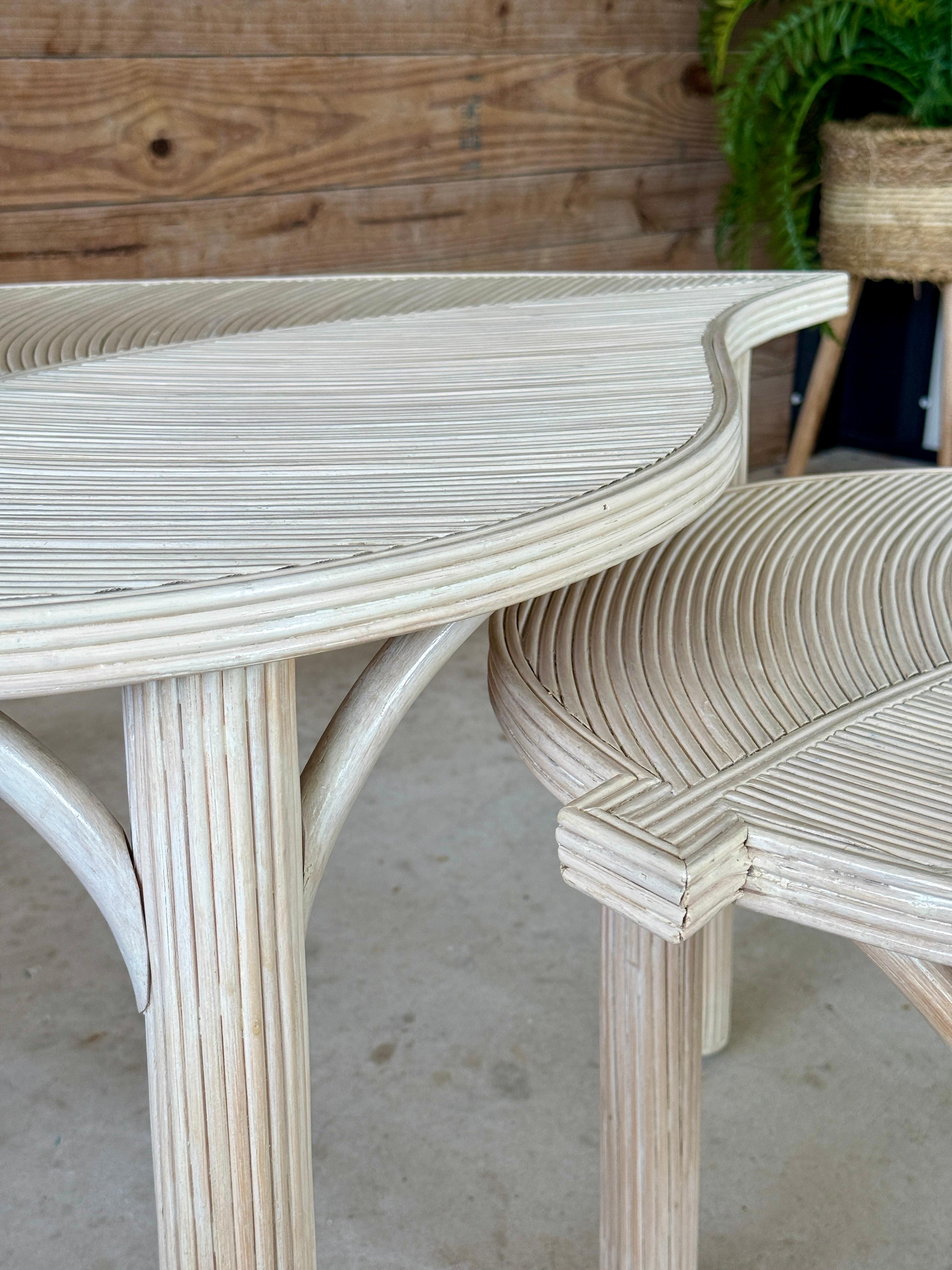 Mesas nido Vintage Sculptural Coastal Organic Modern Pencil Rattan Leaf Hecho a mano en venta
