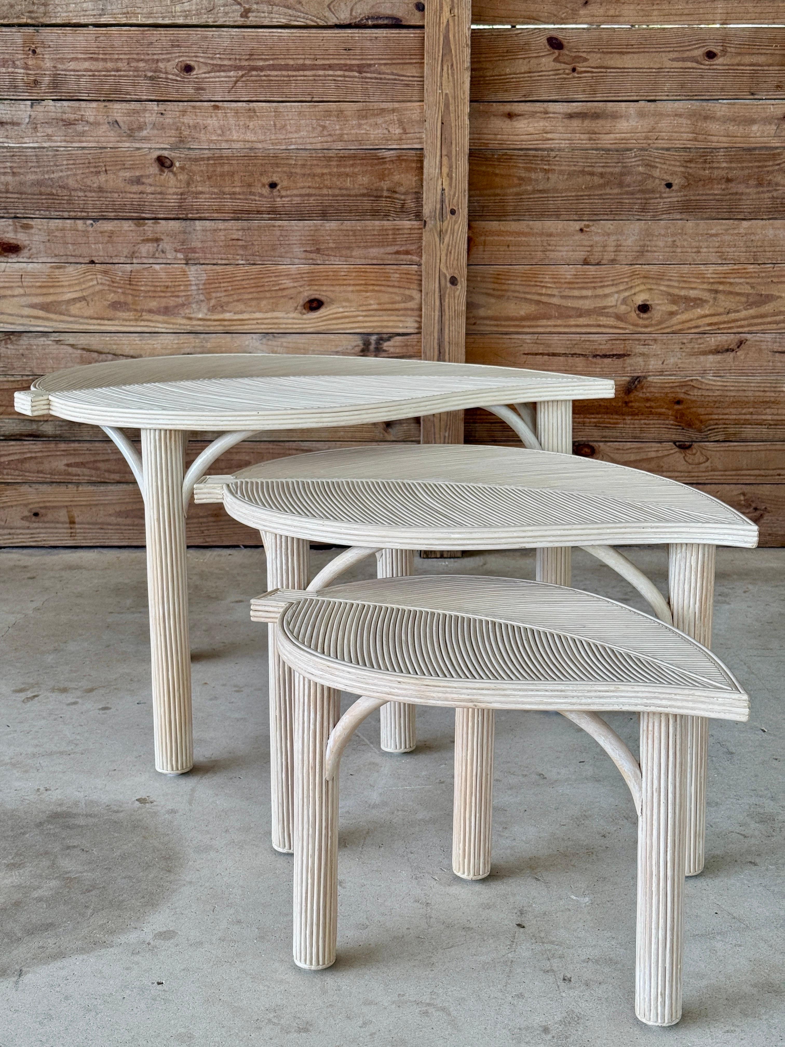Mesas nido Vintage Sculptural Coastal Organic Modern Pencil Rattan Leaf Ratán en venta