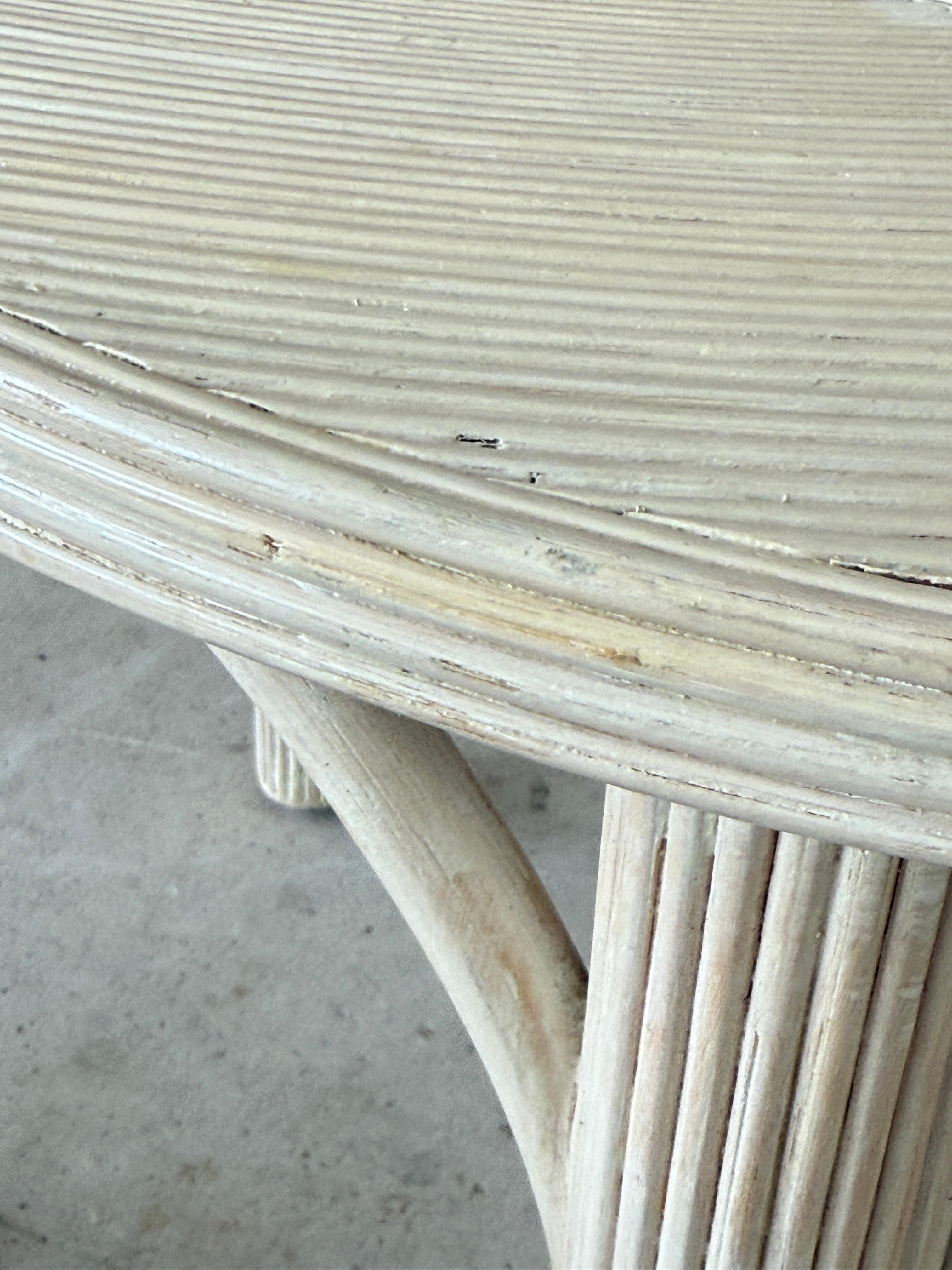 Mesas nido Vintage Sculptural Coastal Organic Modern Pencil Rattan Leaf en venta 1