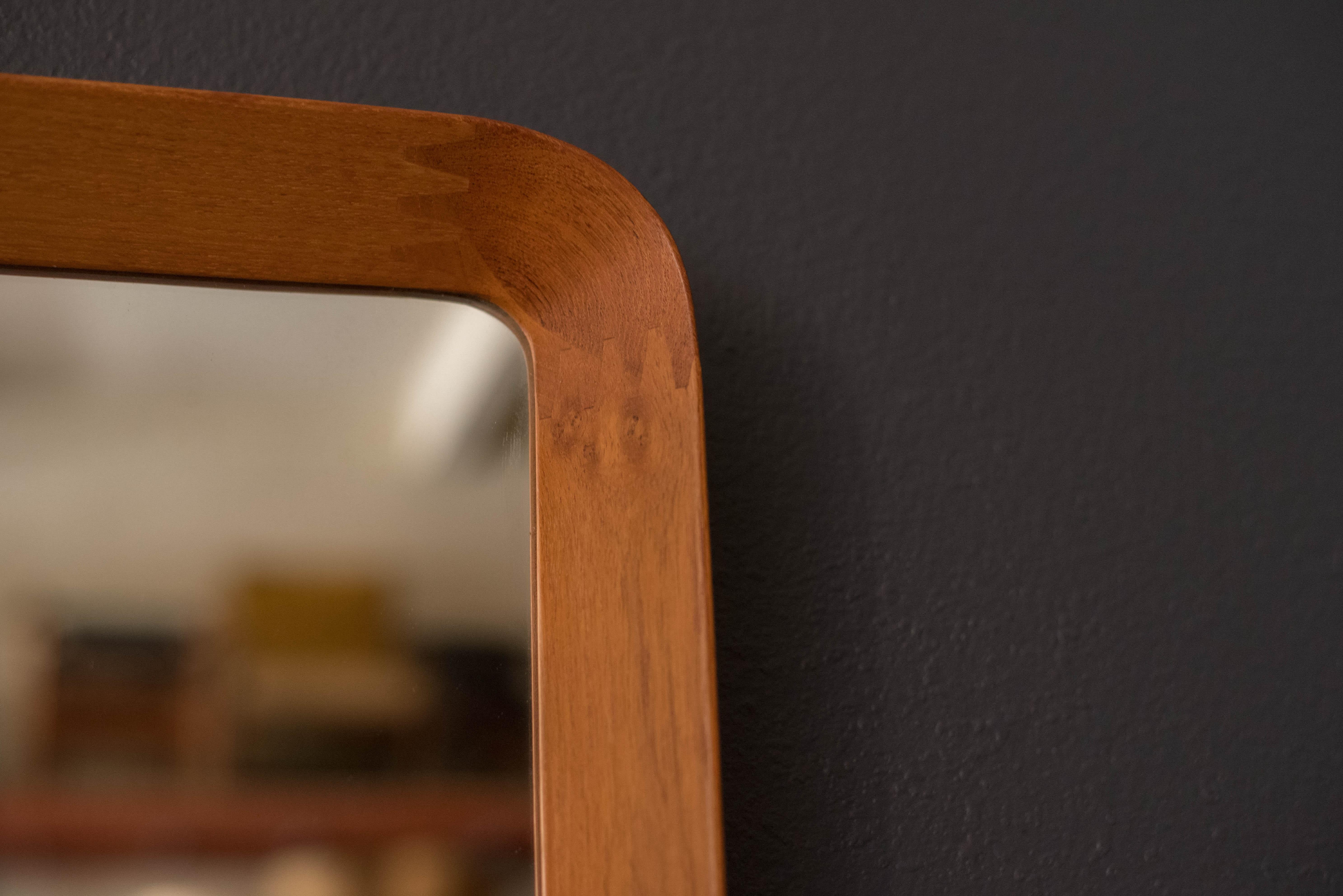 Skulpturaler dänischer Hänge-Wandspiegel aus Teakholz von Pedersen & Hansen, Vintage (Skandinavische Moderne) im Angebot