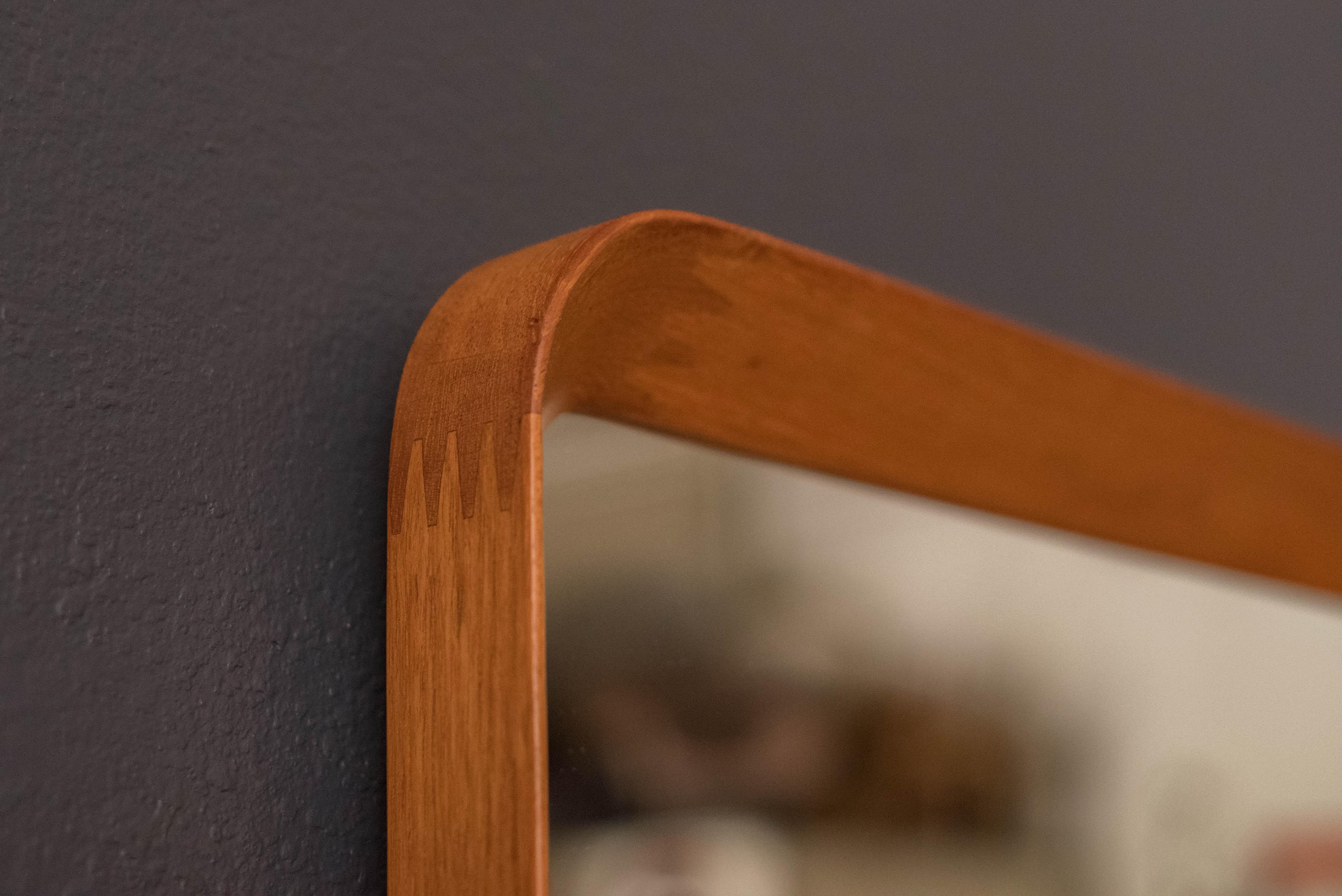 Skulpturaler dänischer Hänge-Wandspiegel aus Teakholz von Pedersen & Hansen, Vintage (Dänisch) im Angebot