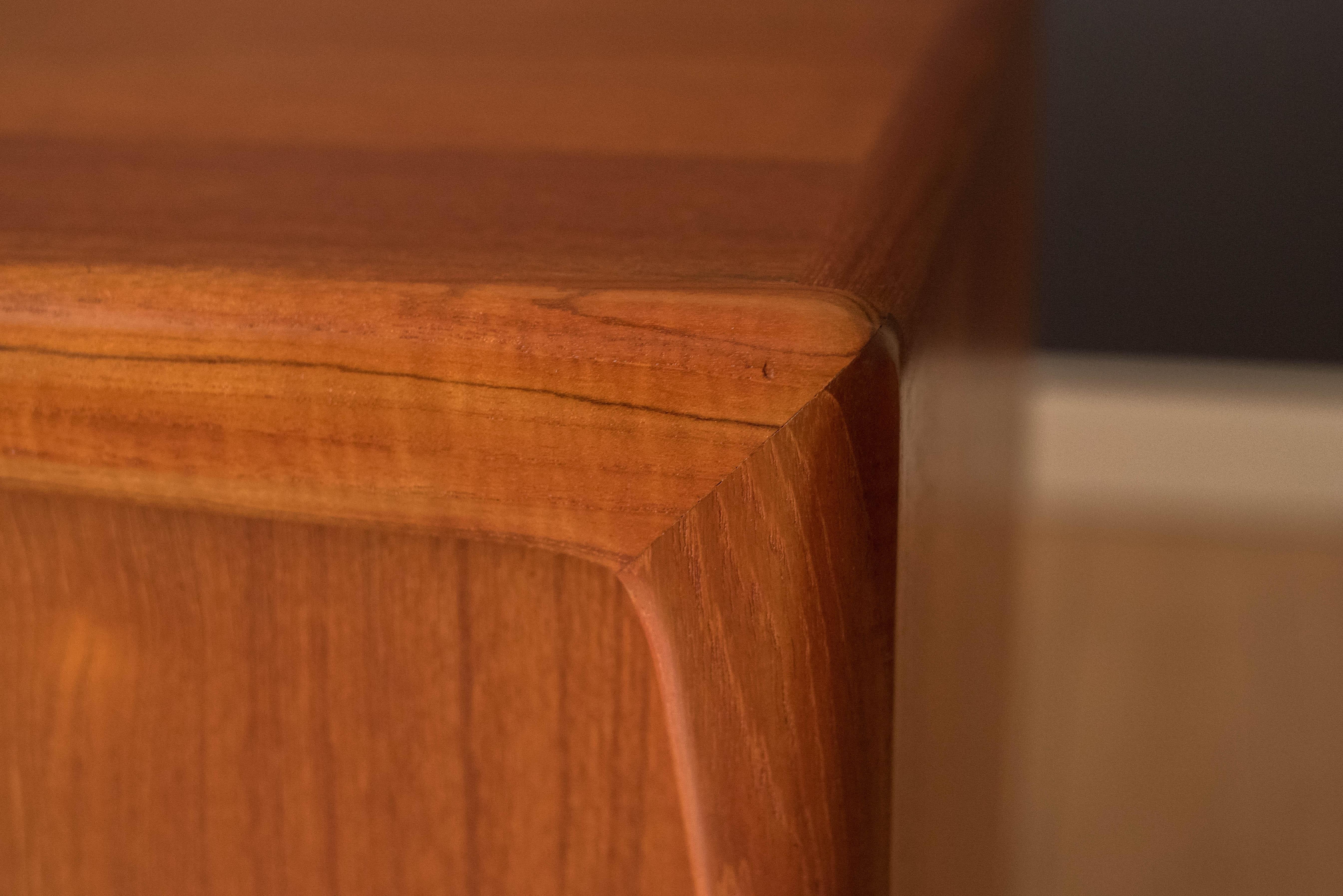 H. H. danese scultorea d'epoca in teak. Credenza Hansen in vendita 8