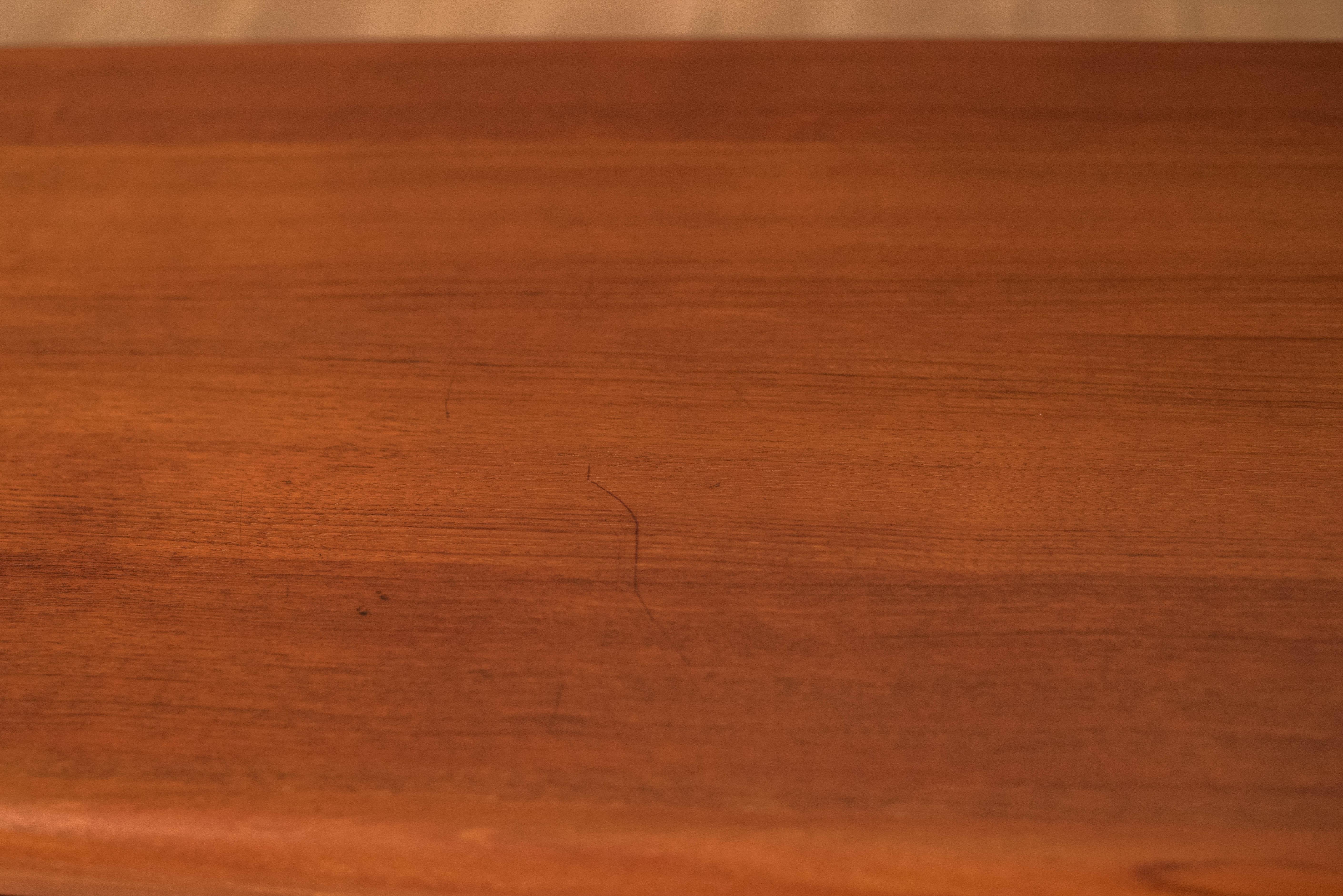 H. H. danese scultorea d'epoca in teak. Credenza Hansen in vendita 11