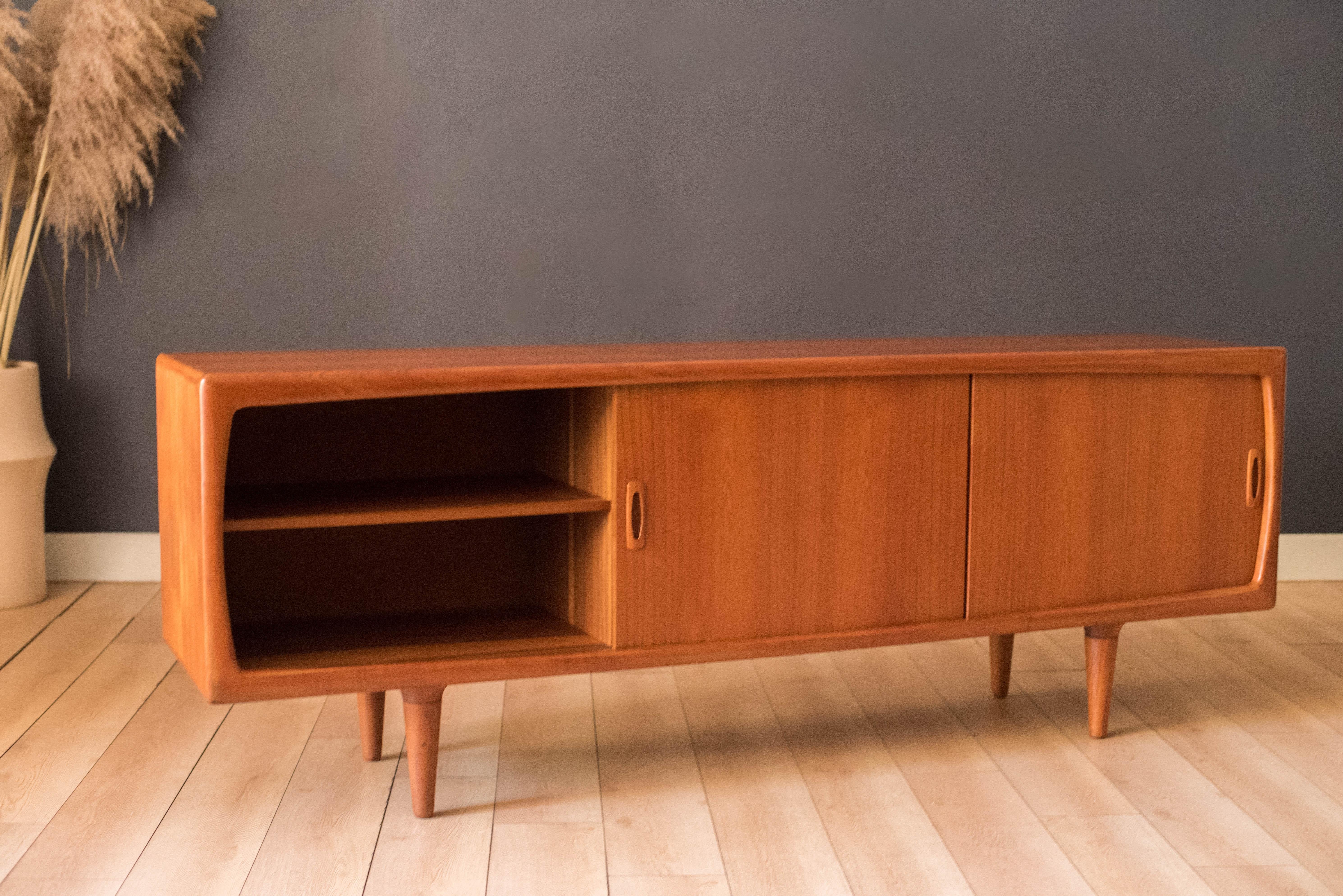 Scandinavo moderno H. H. danese scultorea d'epoca in teak. Credenza Hansen in vendita