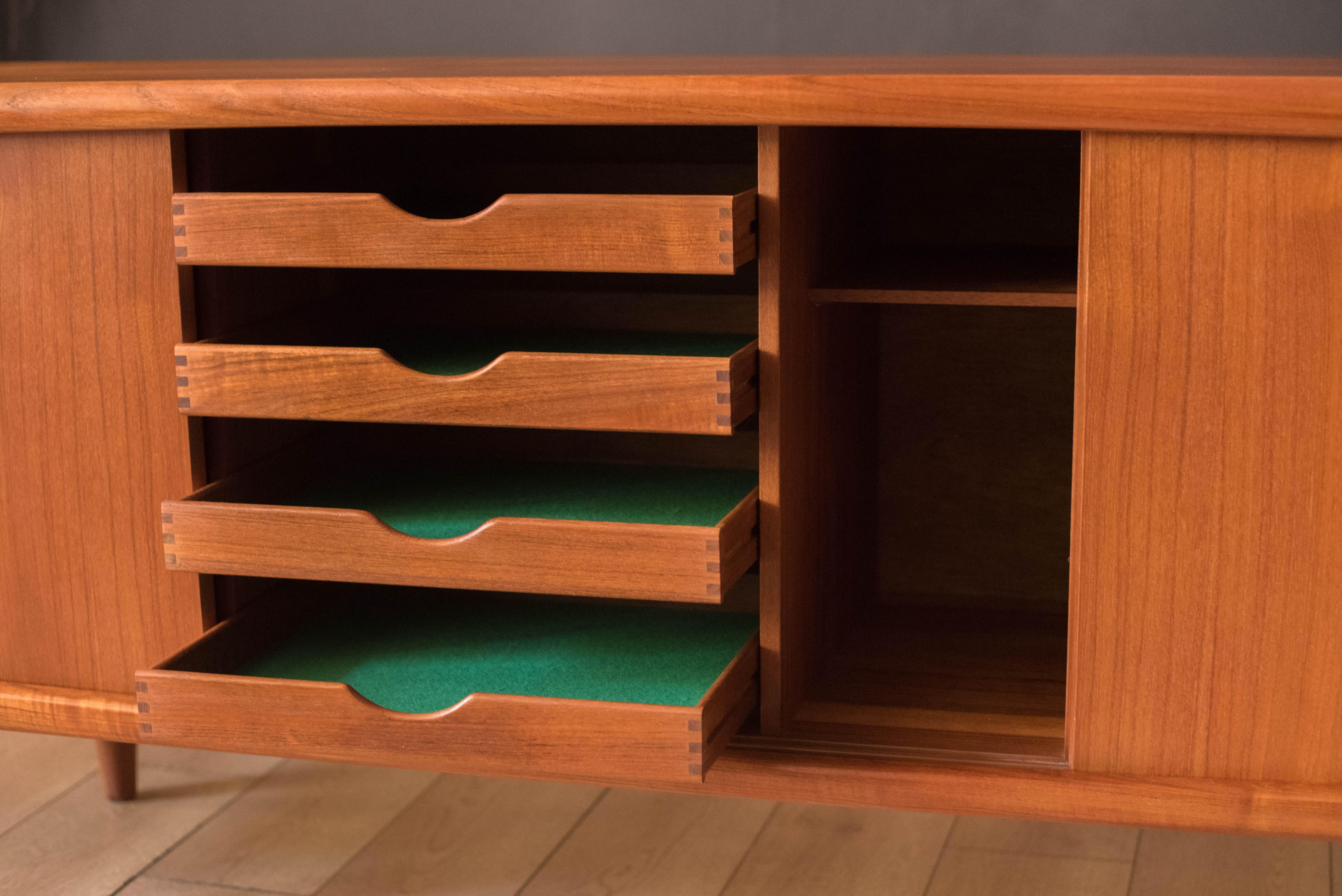 Metà XX secolo H. H. danese scultorea d'epoca in teak. Credenza Hansen in vendita