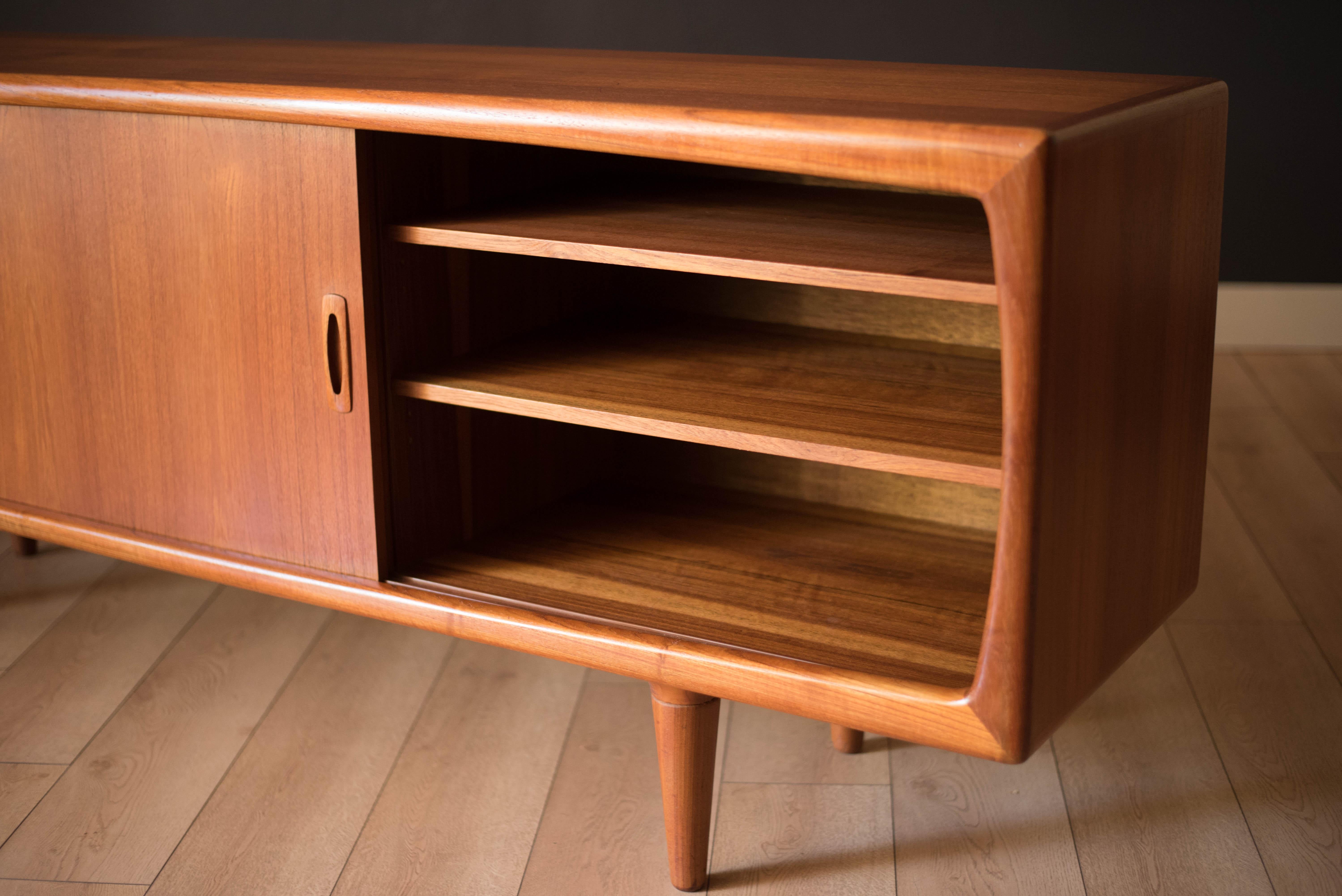 H. H. danese scultorea d'epoca in teak. Credenza Hansen in vendita 1