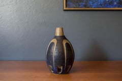 Vintage-Vase im skulpturalen Stil aus blauem Steingut, dekorativ