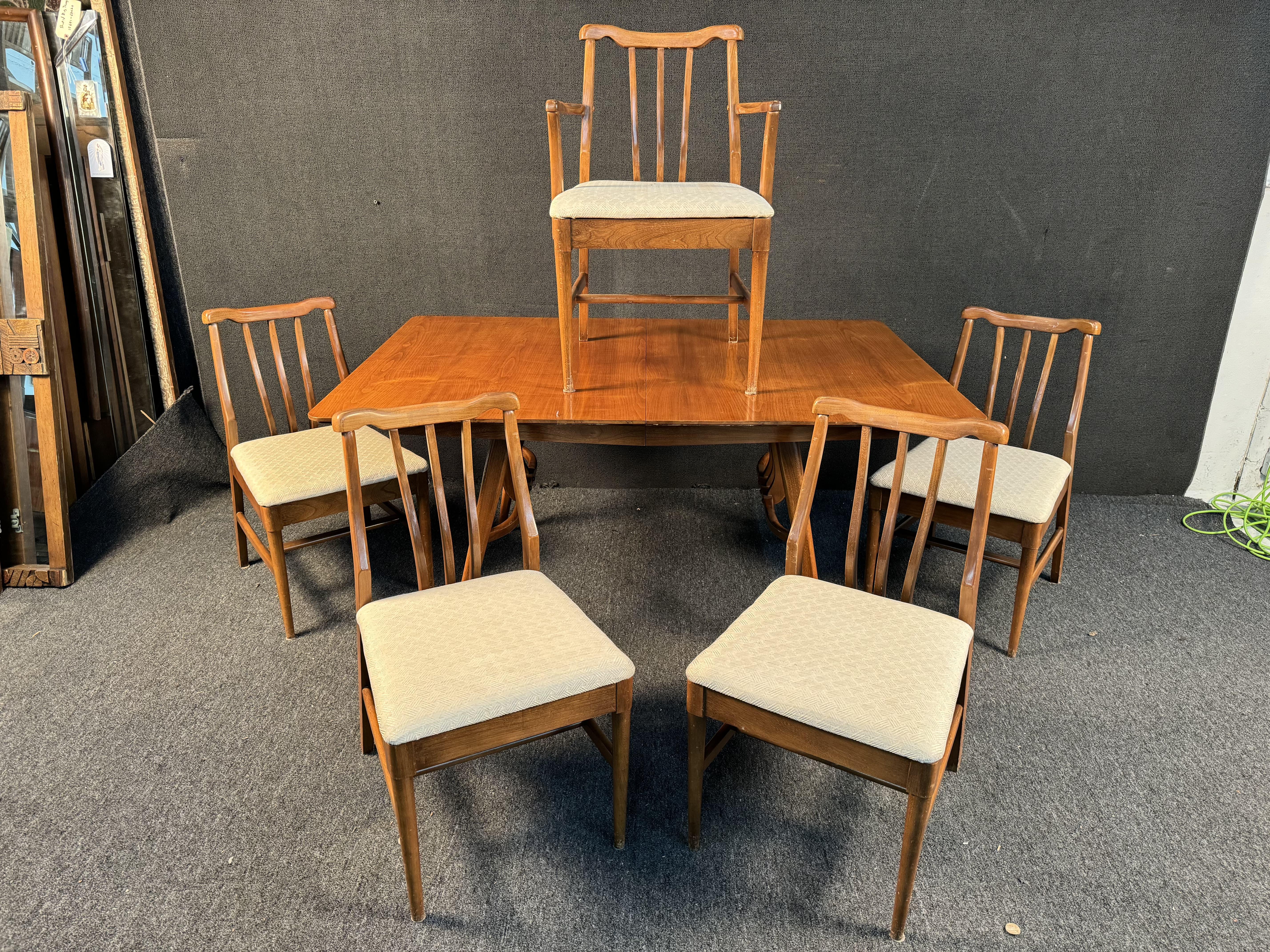 Set da pranzo scultoreo in noce di metà secolo di Blowing Rock in vendita 5
