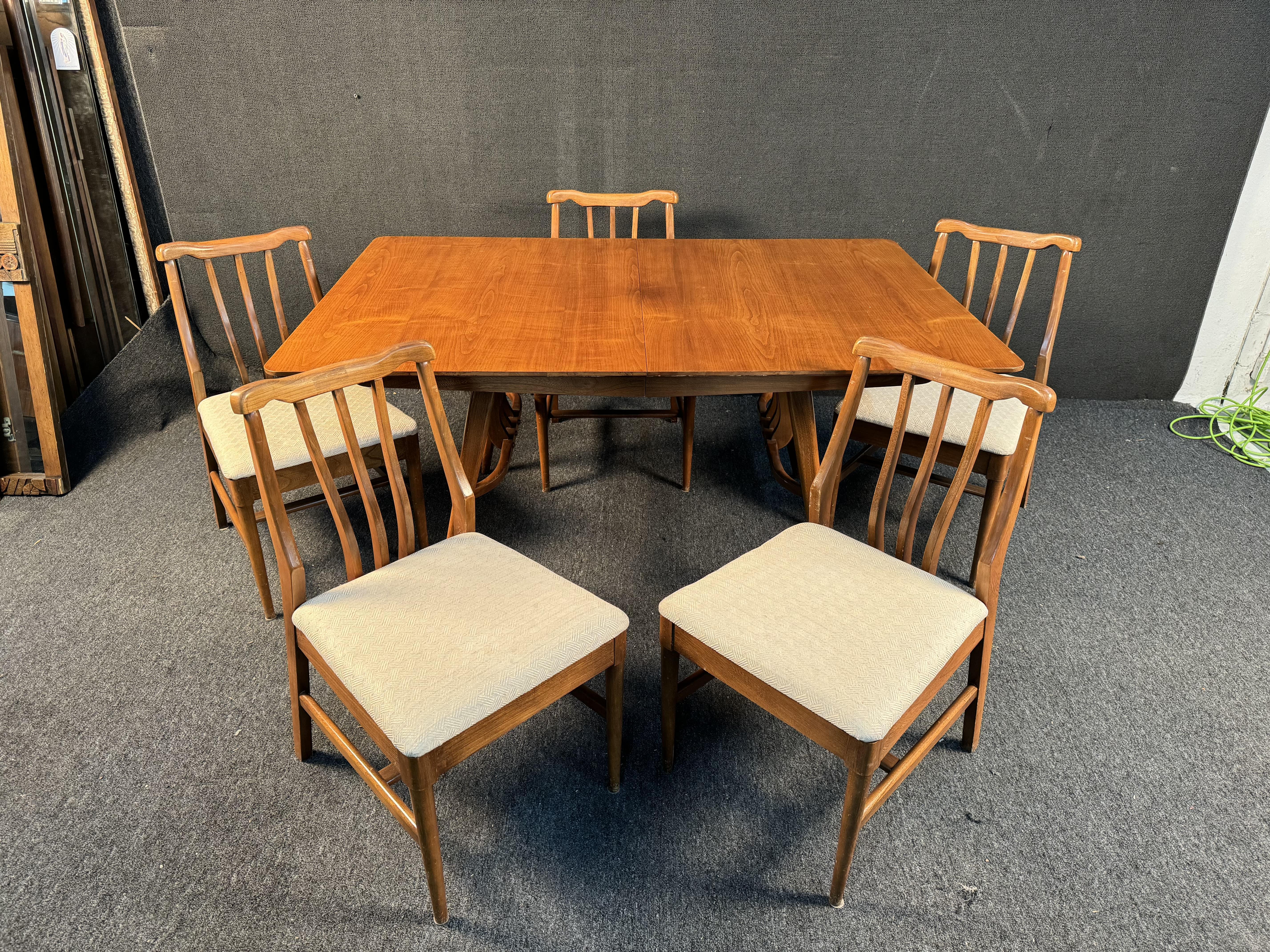 Set da pranzo scultoreo in noce di metà secolo di Blowing Rock in vendita 6