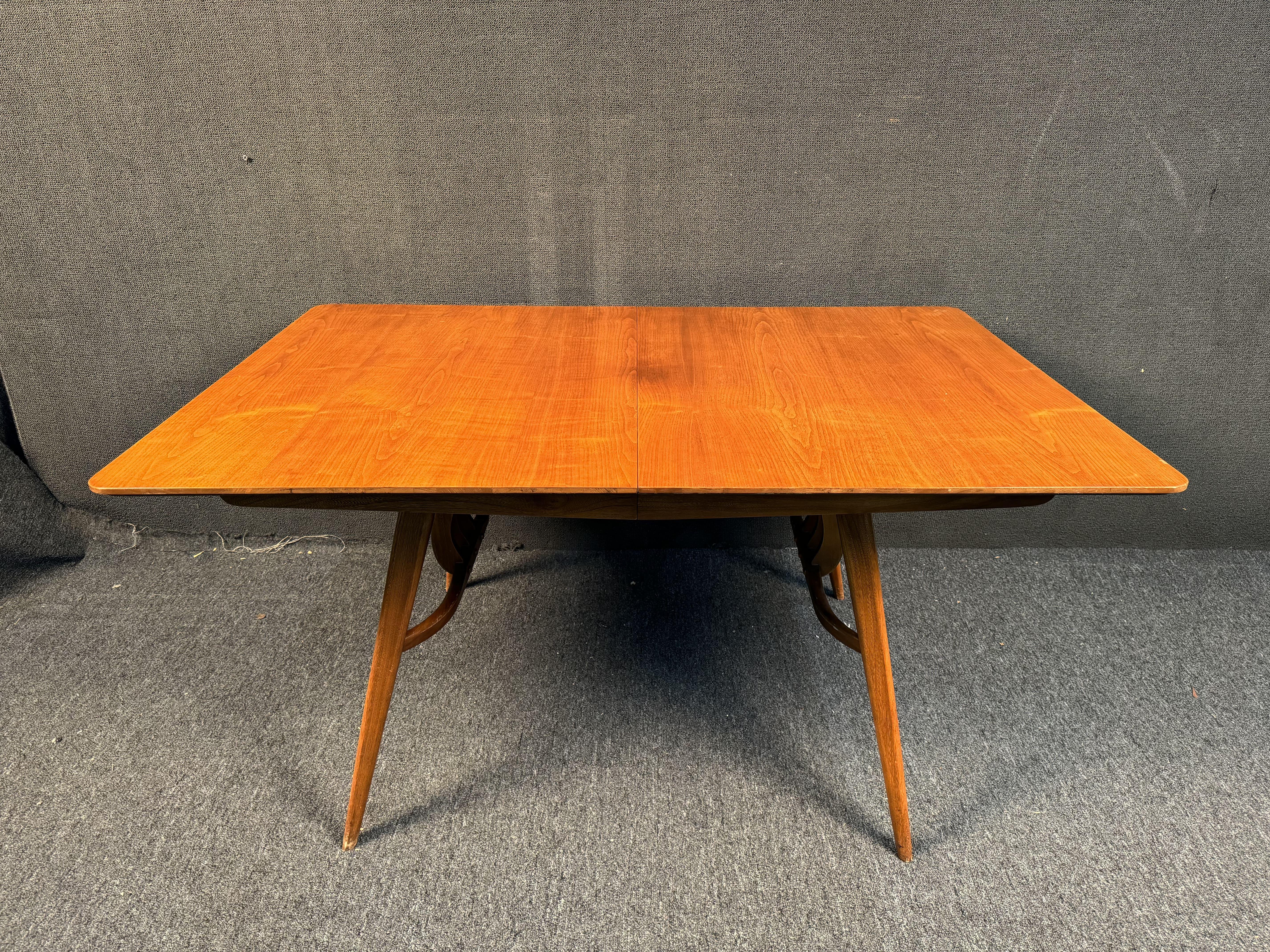 Set da pranzo scultoreo vintage di Blowing Rock . Questo set comprende un bellissimo tavolo con gambe scolpite e (5) sedie. Perfetto per intrattenere con stile. 

Tavolo L60 