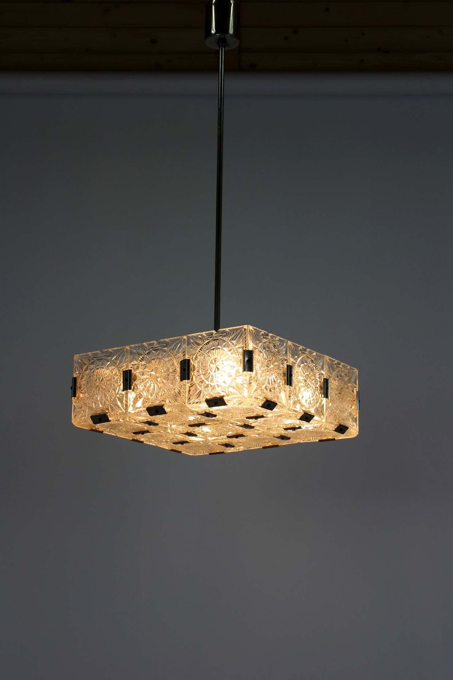 Lampada a sospensione scultorea in vetro vintage attribuita a Kamenický Šenov, anni '70 in vendita 10