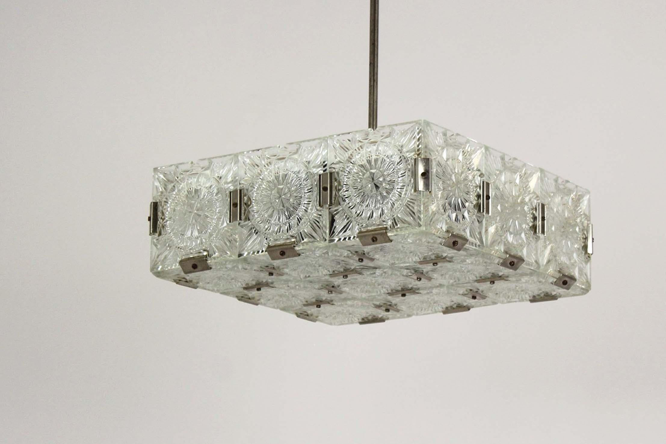 Questa lampada a sospensione vintage è stata realizzata negli anni '70 ed è attribuita a Kamenický Šenov, una rinomata vetreria dell'ex Cecoslovacchia. Presenta un paralume quadrato di grande effetto, composto da spessi pezzi di cristallo tagliato