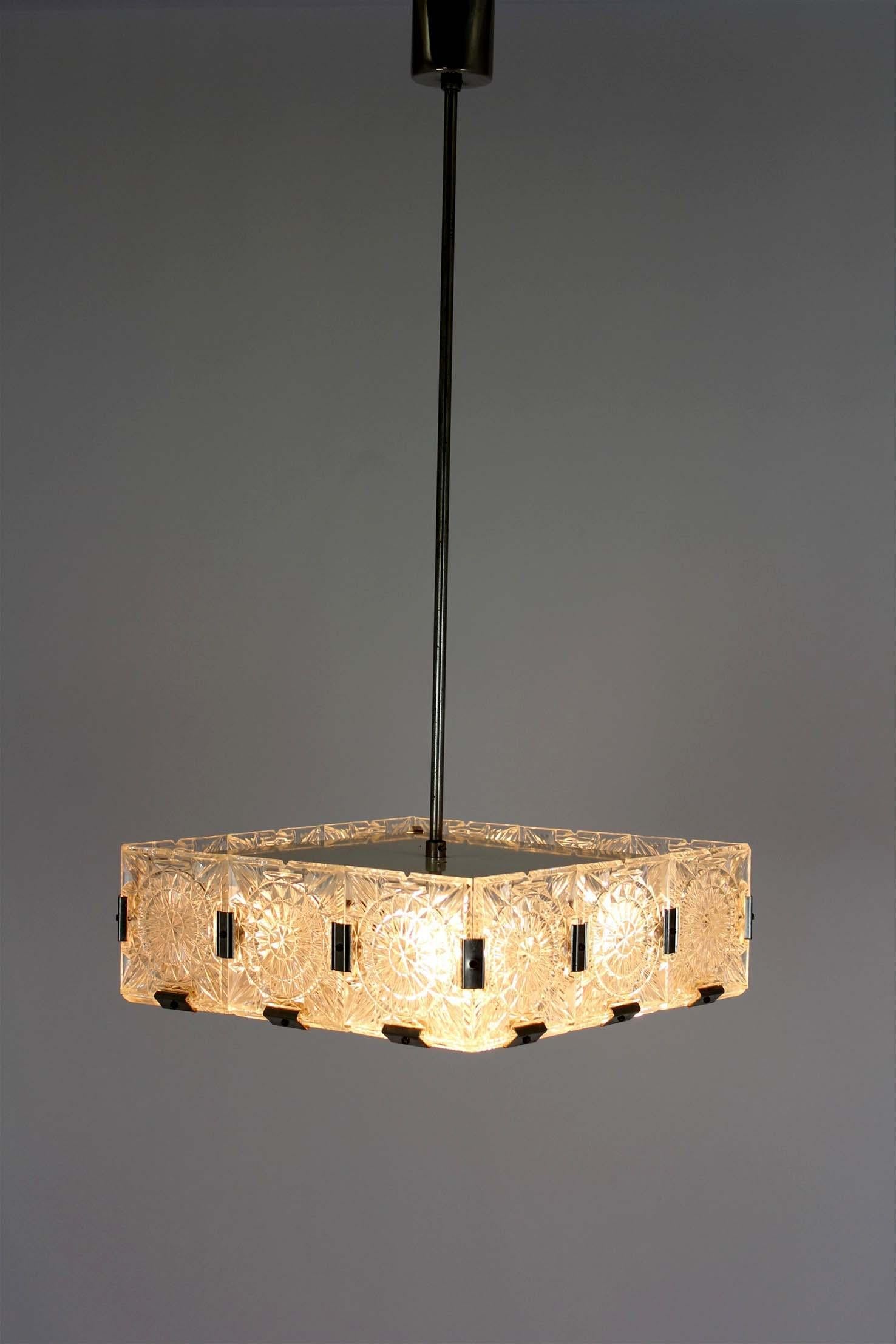 Mid-Century moderno Lampada a sospensione scultorea in vetro vintage attribuita a Kamenický Šenov, anni '70 in vendita