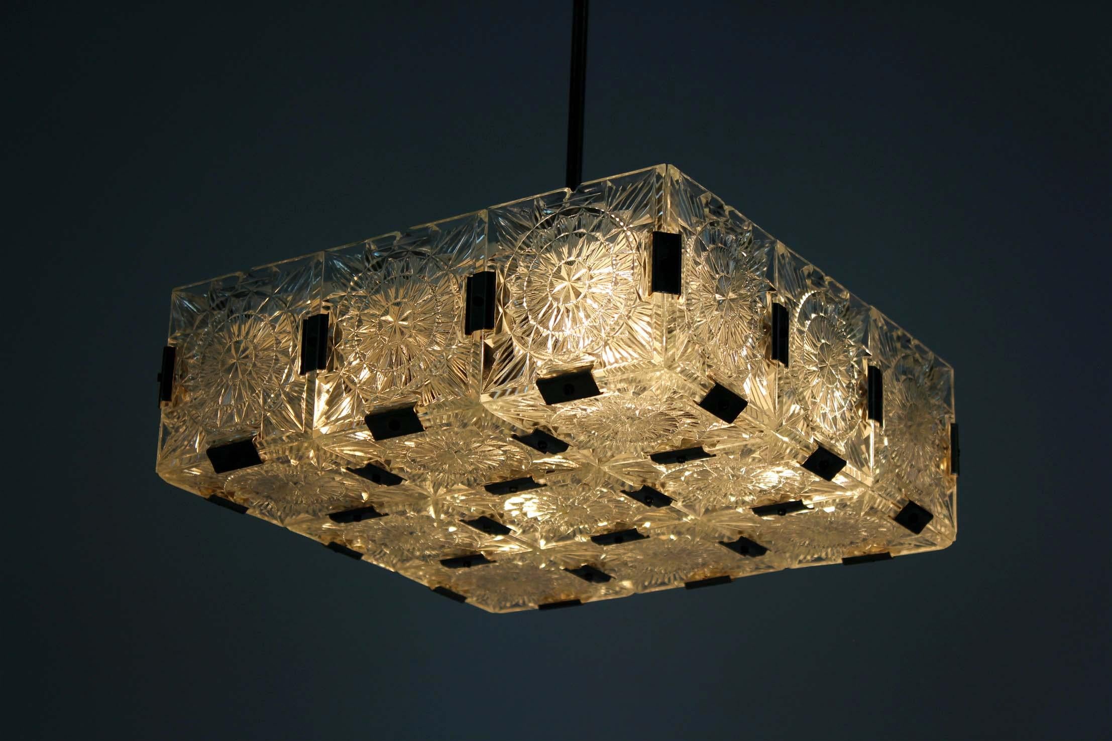 Vetro Lampada a sospensione scultorea in vetro vintage attribuita a Kamenický Šenov, anni '70 in vendita