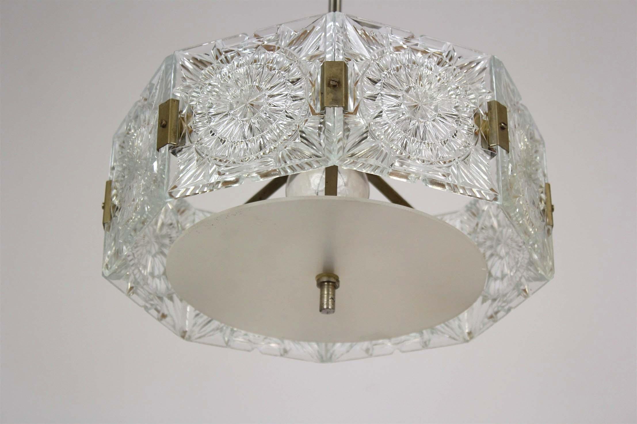 
Cette lampe suspendue vintage a été fabriquée dans les années 1970 par Kamenický Šenov, une verrerie renommée de l'ancienne Tchécoslovaquie. Elle est dotée d'un abat-jour en verre de forme organique et irrégulière qui joue magnifiquement avec