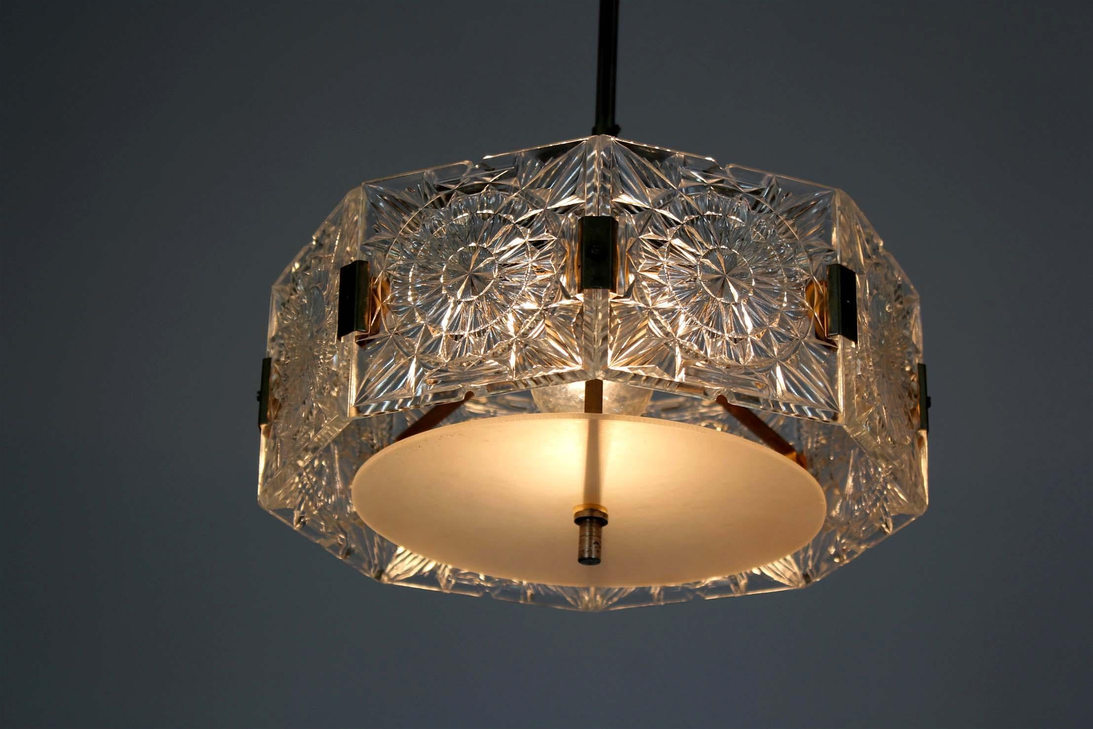 Mid-Century Modern Lampe suspendue sculpturale en verre vintage par Kamenický Šenov, 1970 en vente