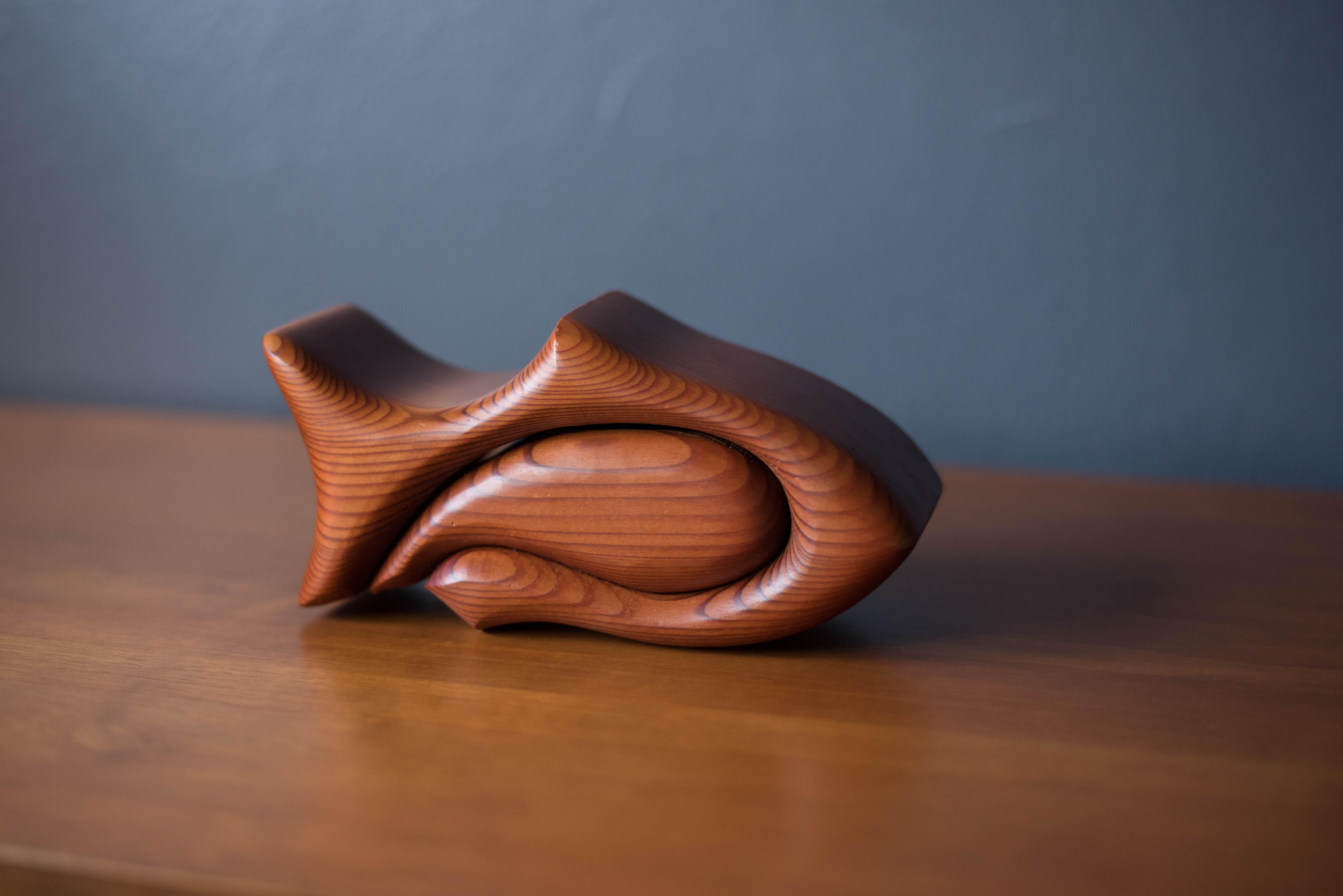 Boîte de rangement pour bijoux, datant du milieu du siècle dernier, circa 1970. Cette pièce unique est fabriquée à la main en bois rouge massif et constitue l'accessoire idéal pour ranger bijoux, clés ou autres petits objets personnels.