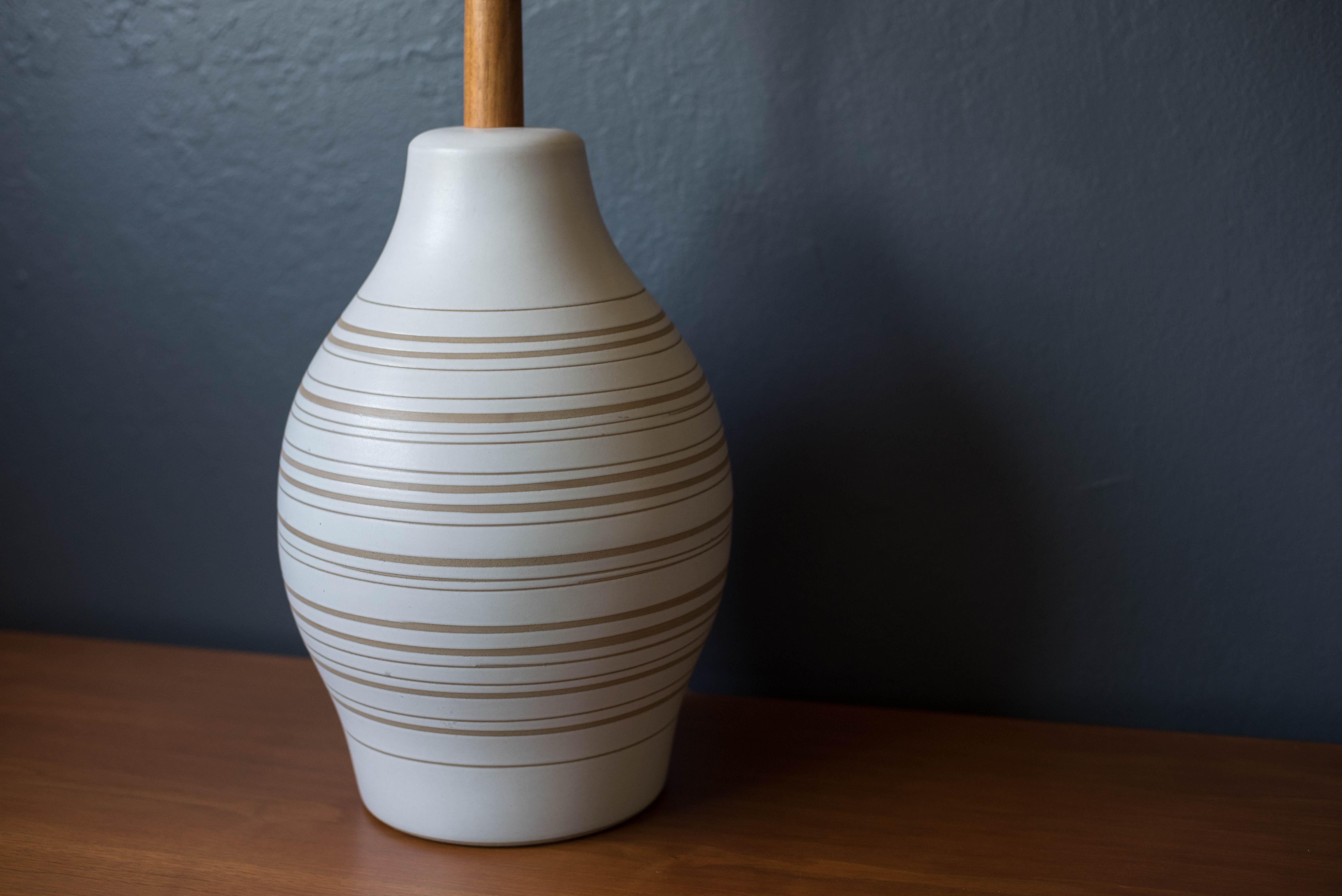 Américain Lampe sculpturale vintage en poterie de Martz blanche mate incisée pour Marshall Studios en vente