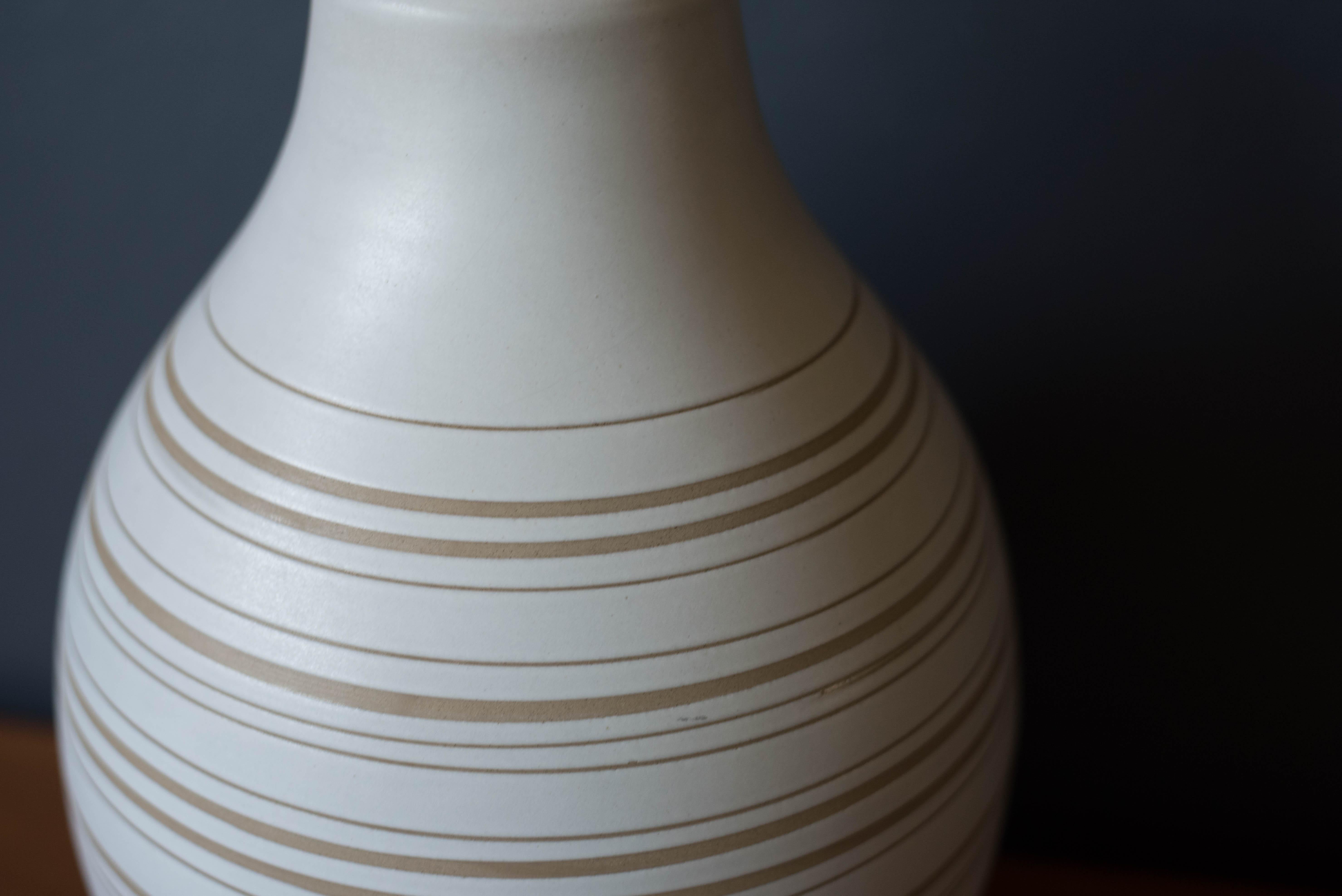 Vintage Sculptural Matte White Incised Martz Pottery Lamp for Marshall Studios In Good Condition For Sale In San Jose, CA
