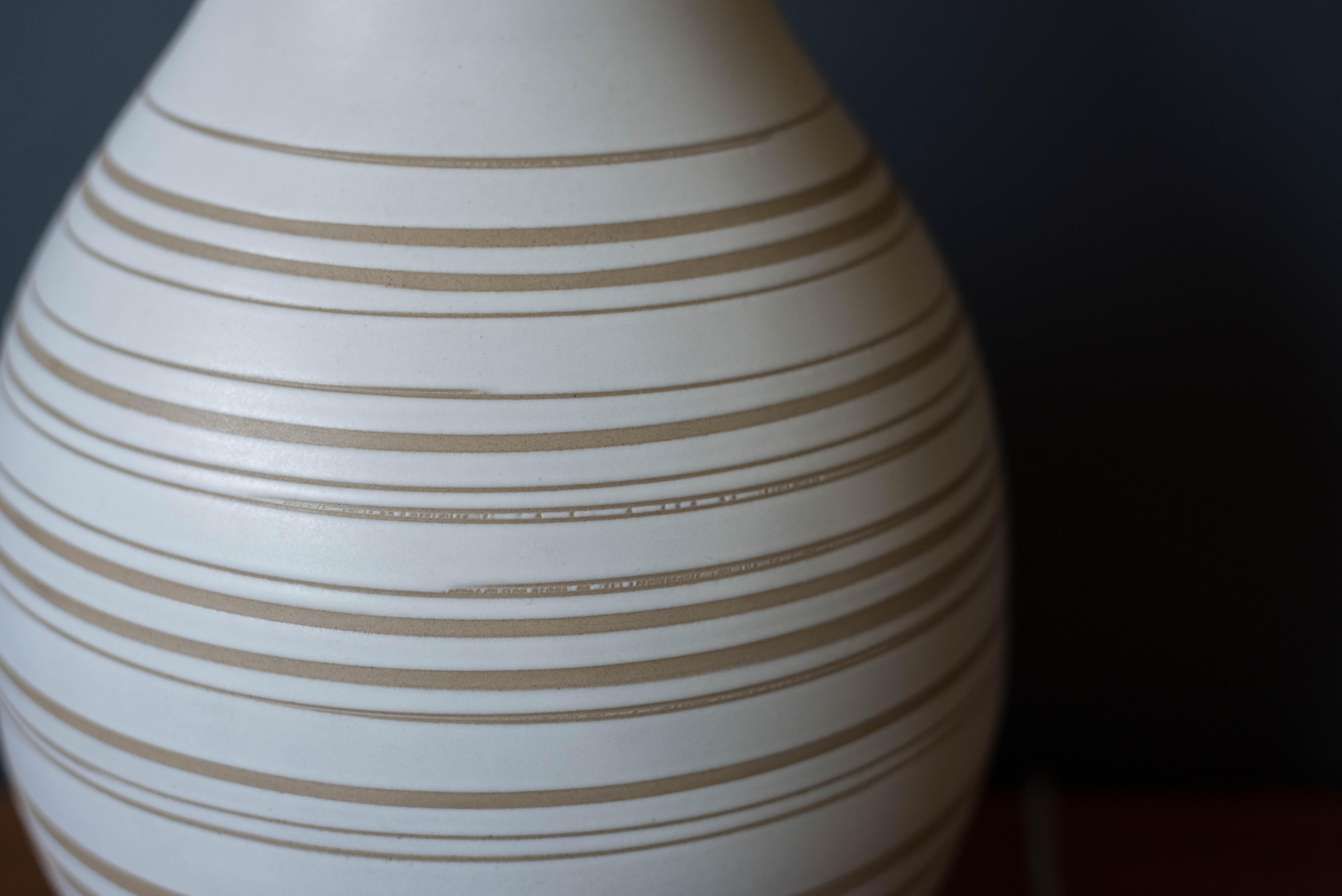 Mid-20th Century Vintage Sculptural Matte White Incised Martz Pottery Lamp for Marshall Studios For Sale