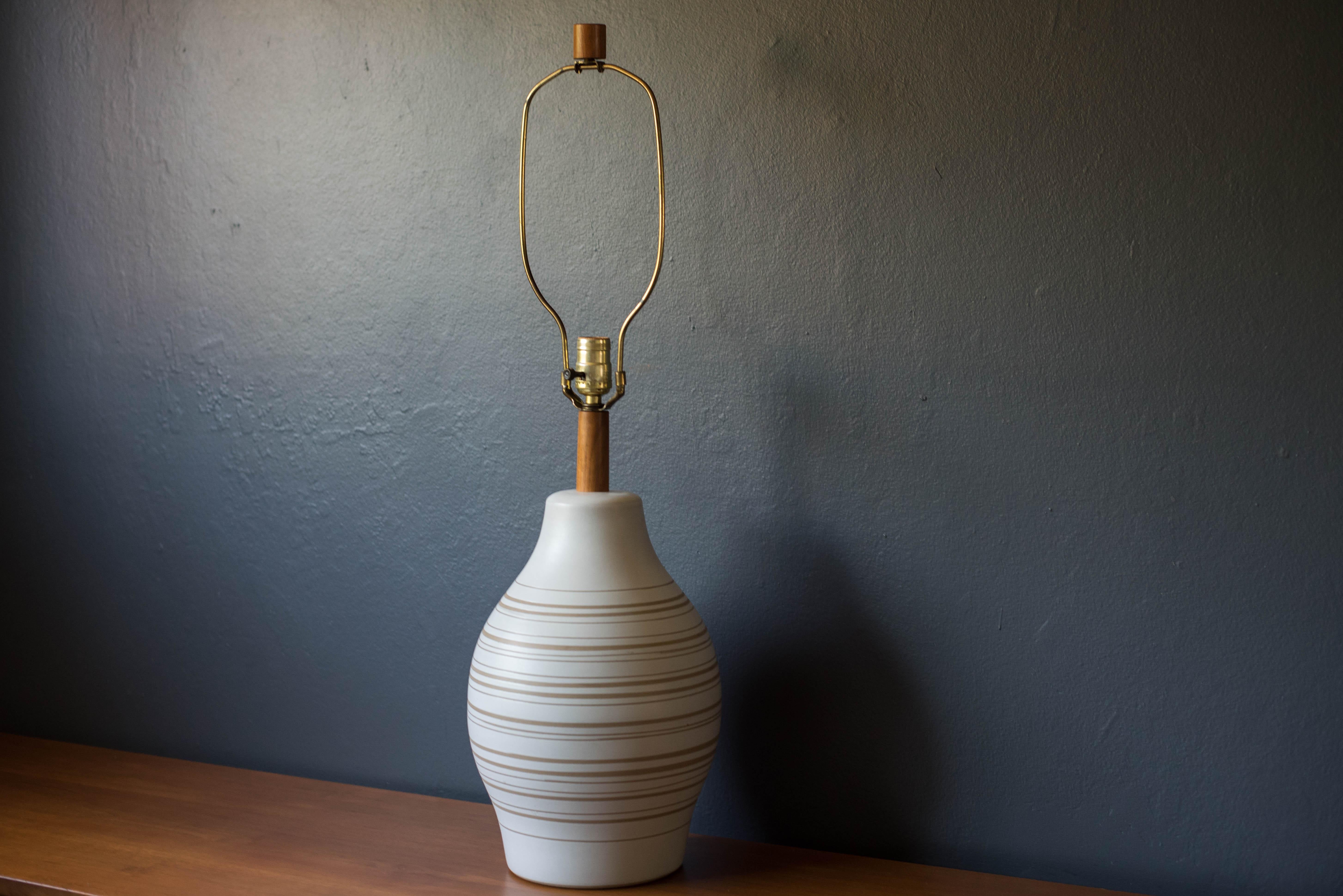 Vintage Sculptural Matte White Incised Martz Pottery Lamp for Marshall Studios For Sale 2