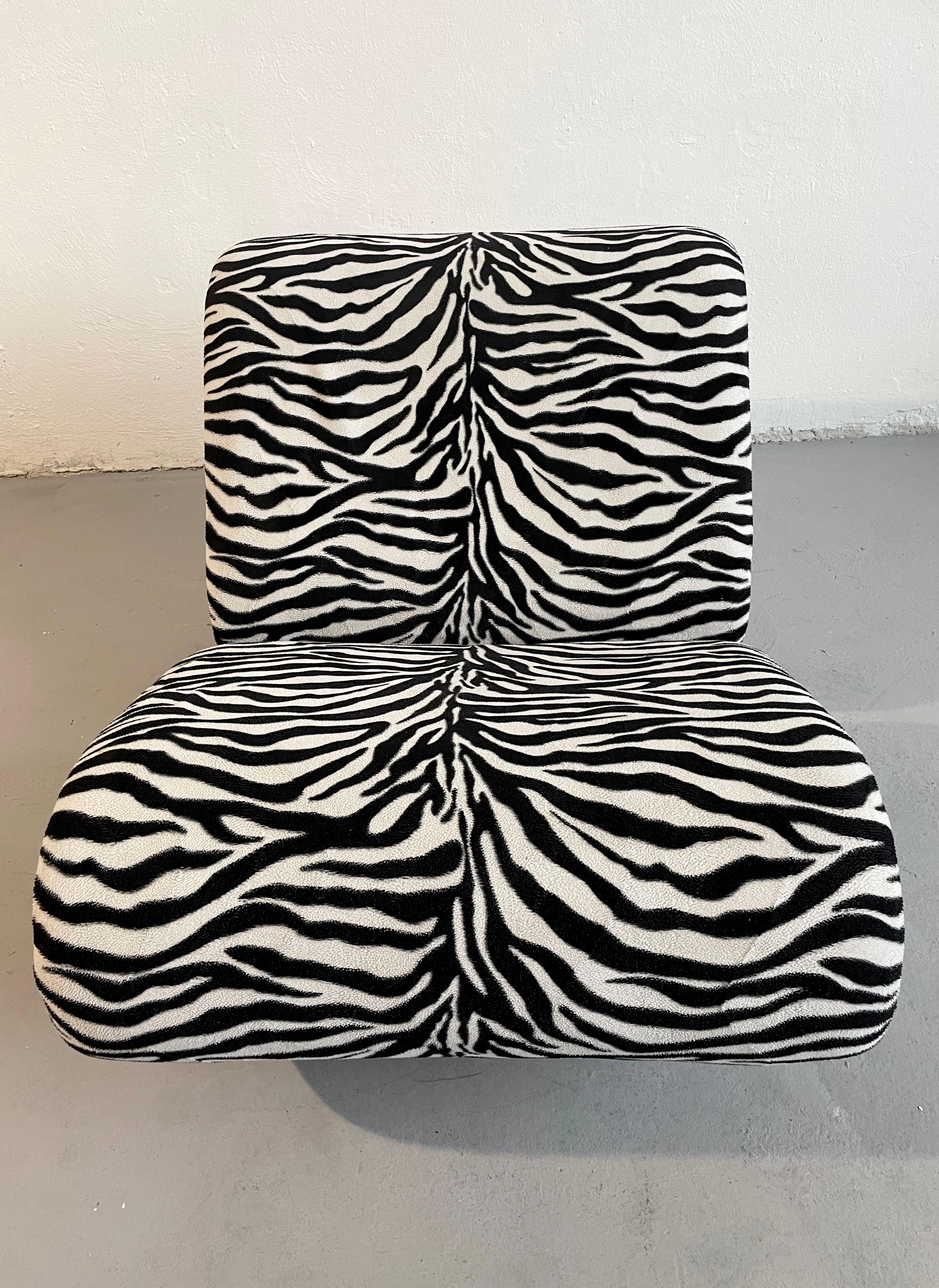 Vintage Sculptural Organic Shape Lounge Chair in Zebra Stoff, C1970s im Angebot 4