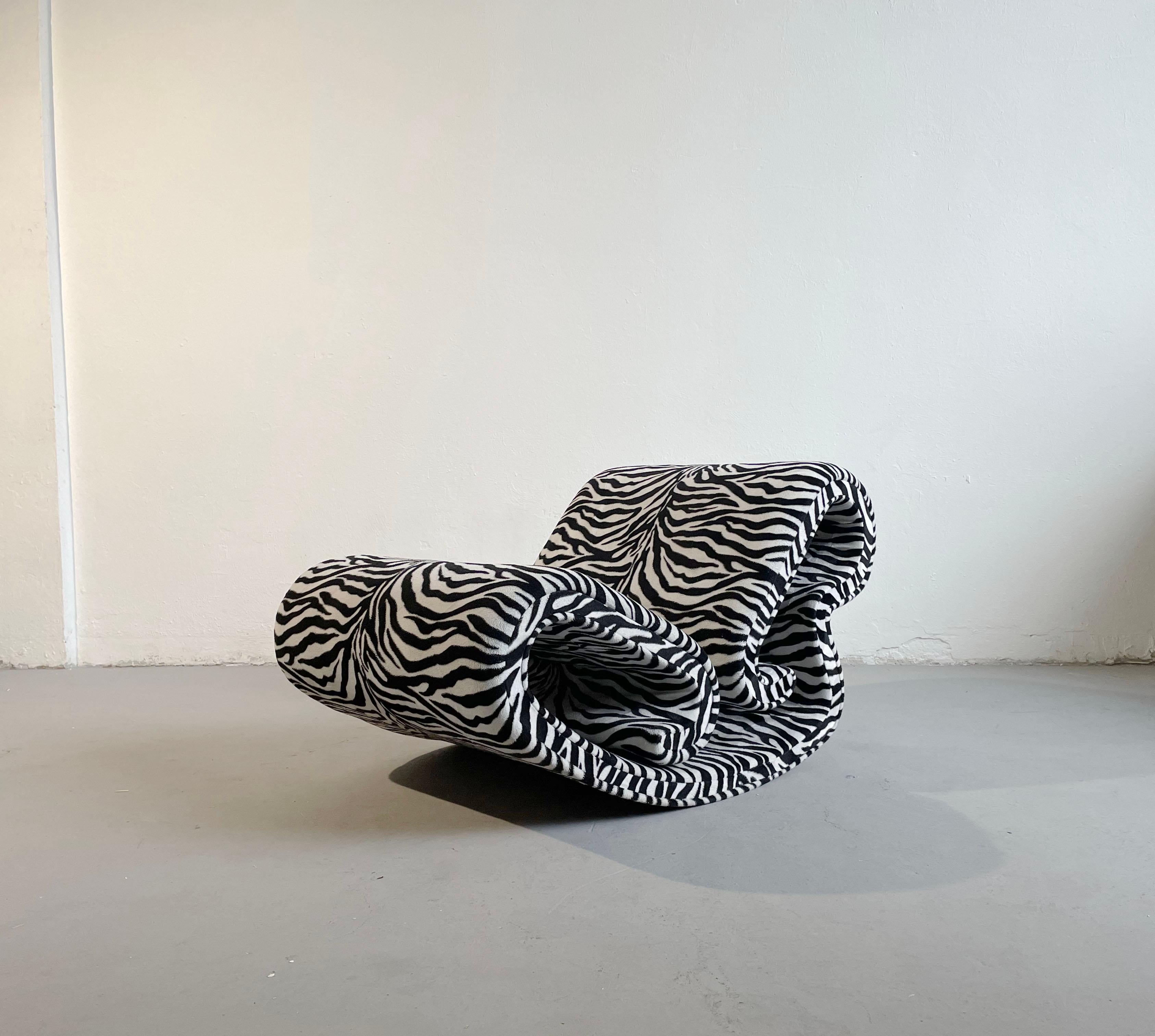 Vintage Sculptural Organic Shape Lounge Chair in Zebra Stoff, C1970s im Angebot 5