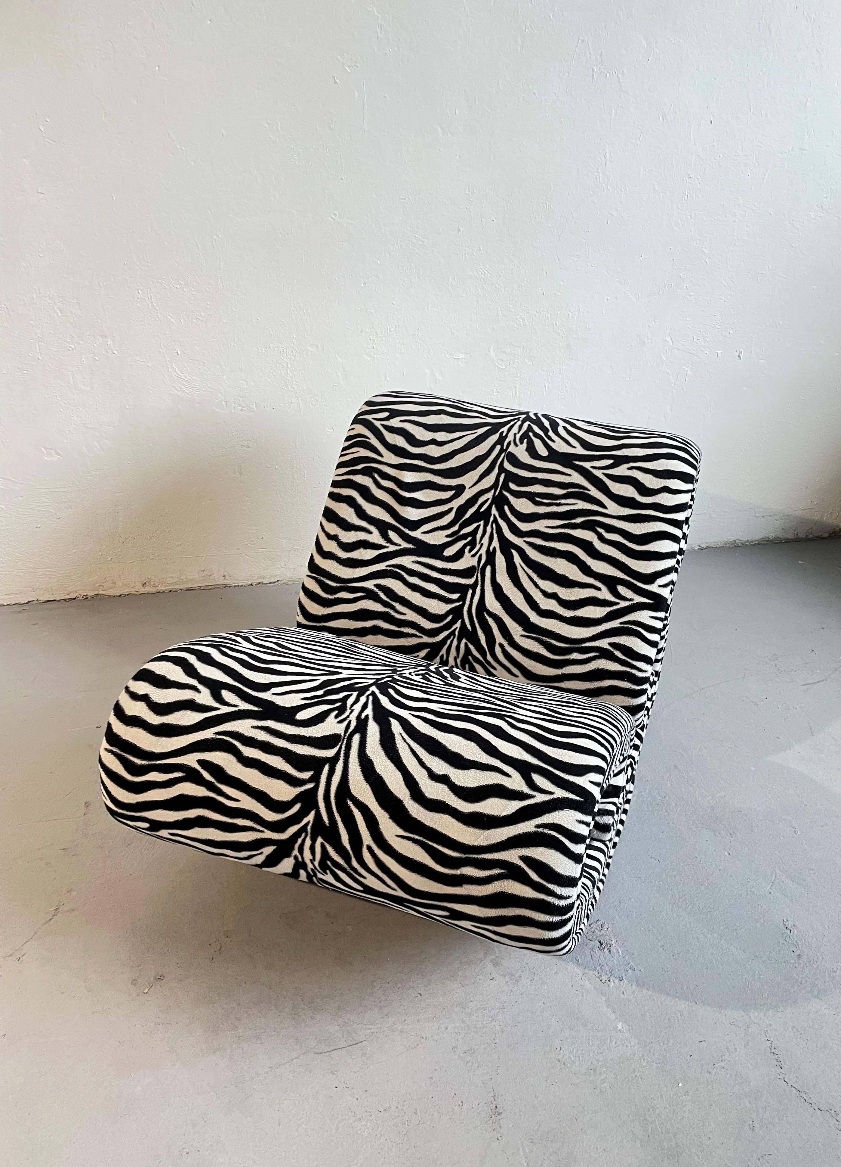 Vintage Sculptural Organic Shape Lounge Chair in Zebra Stoff, C1970s im Angebot 2
