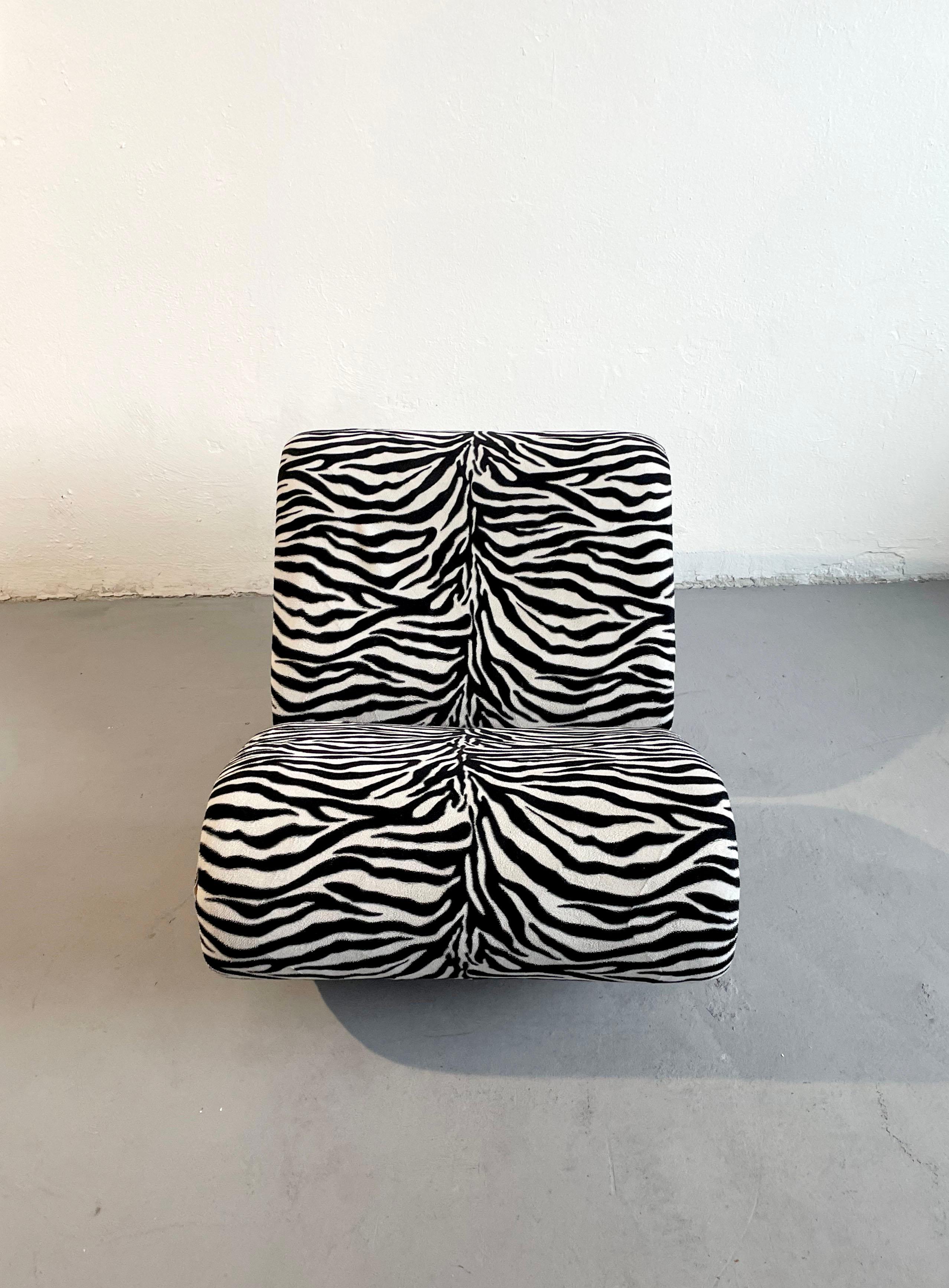 Vintage Sculptural Organic Shape Lounge Chair in Zebra Stoff, C1970s im Angebot 3