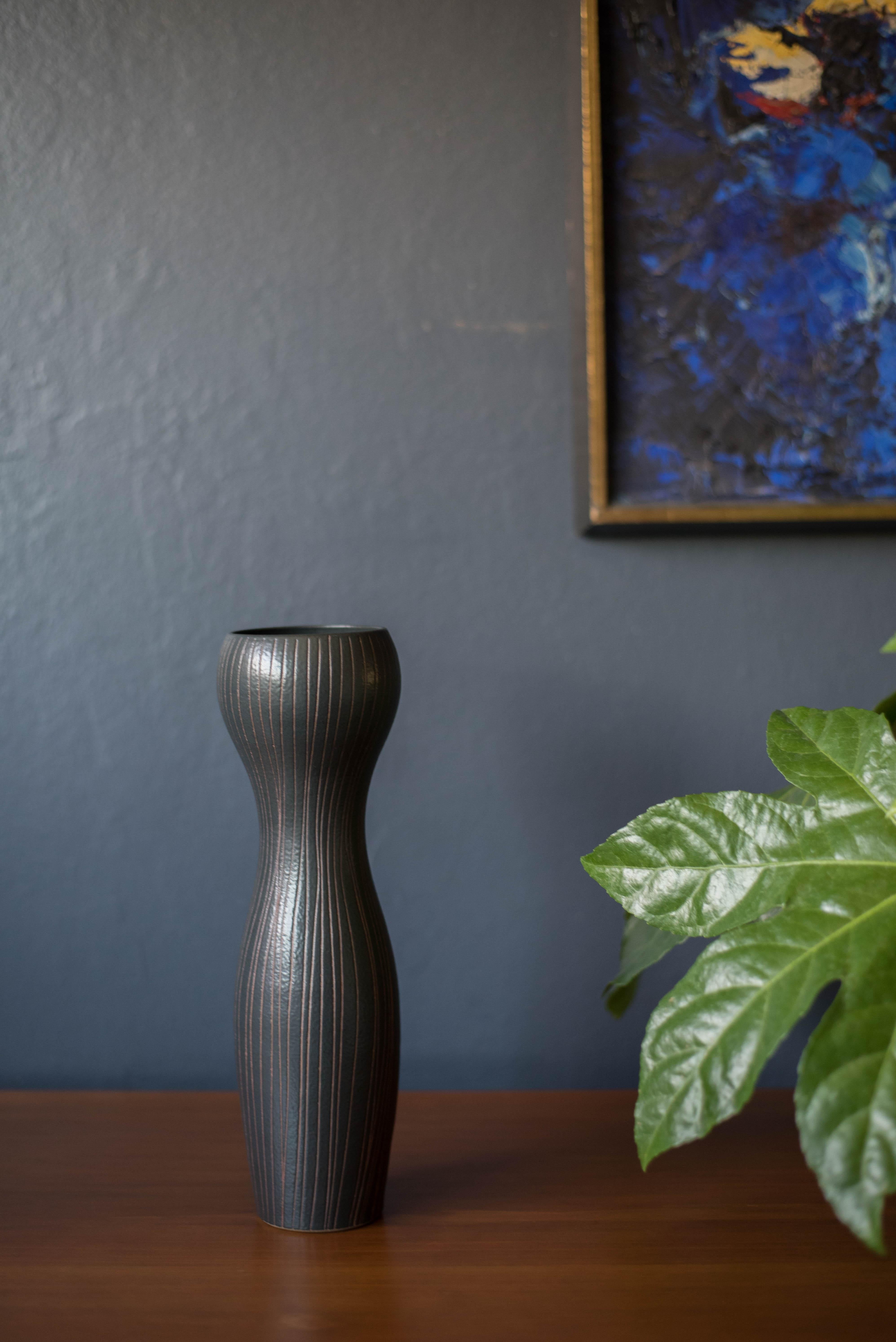Mid-Century Modern Vase sculptural vintage Otagiri en céramique et grès