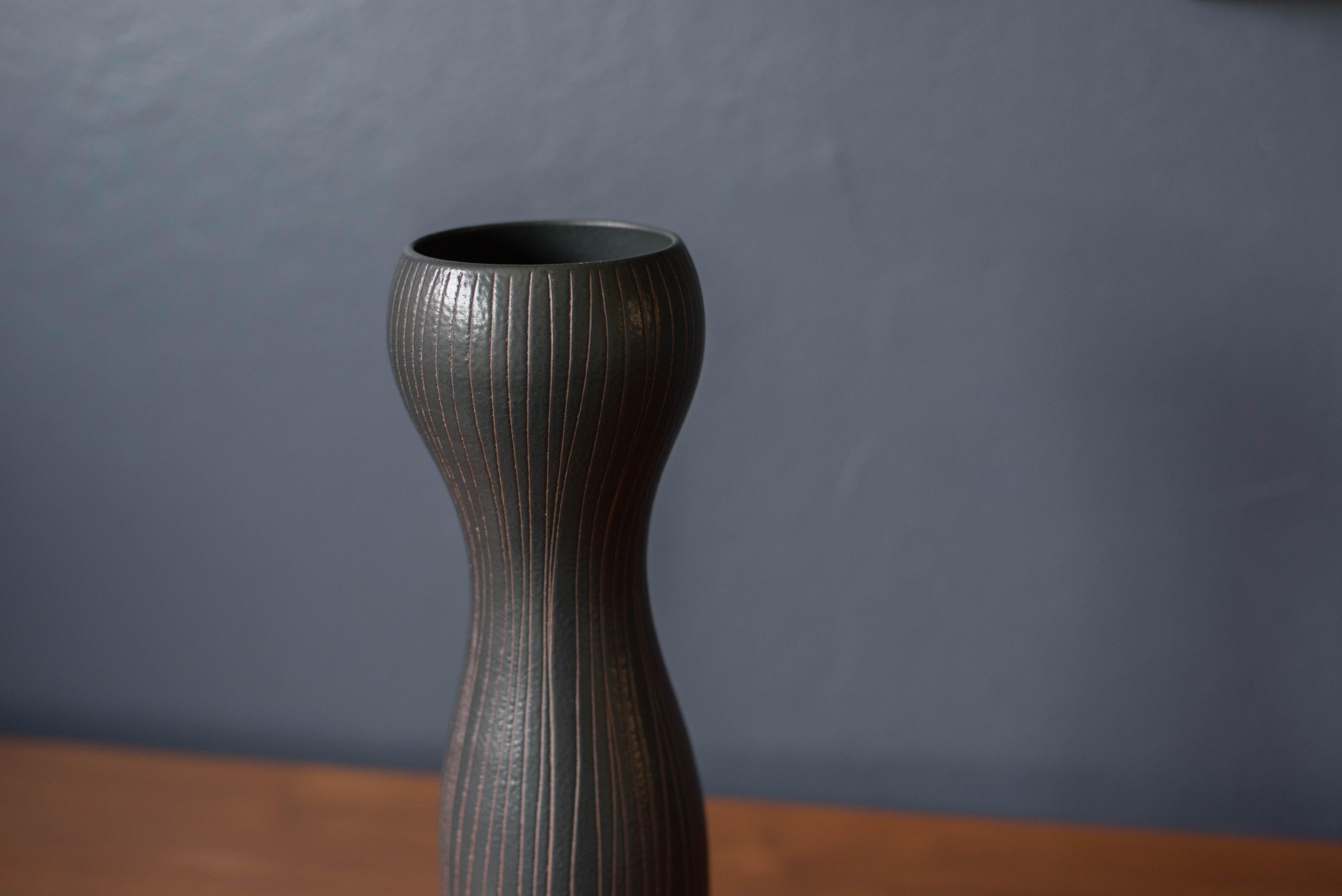 Japonais Vase sculptural vintage Otagiri en céramique et grès