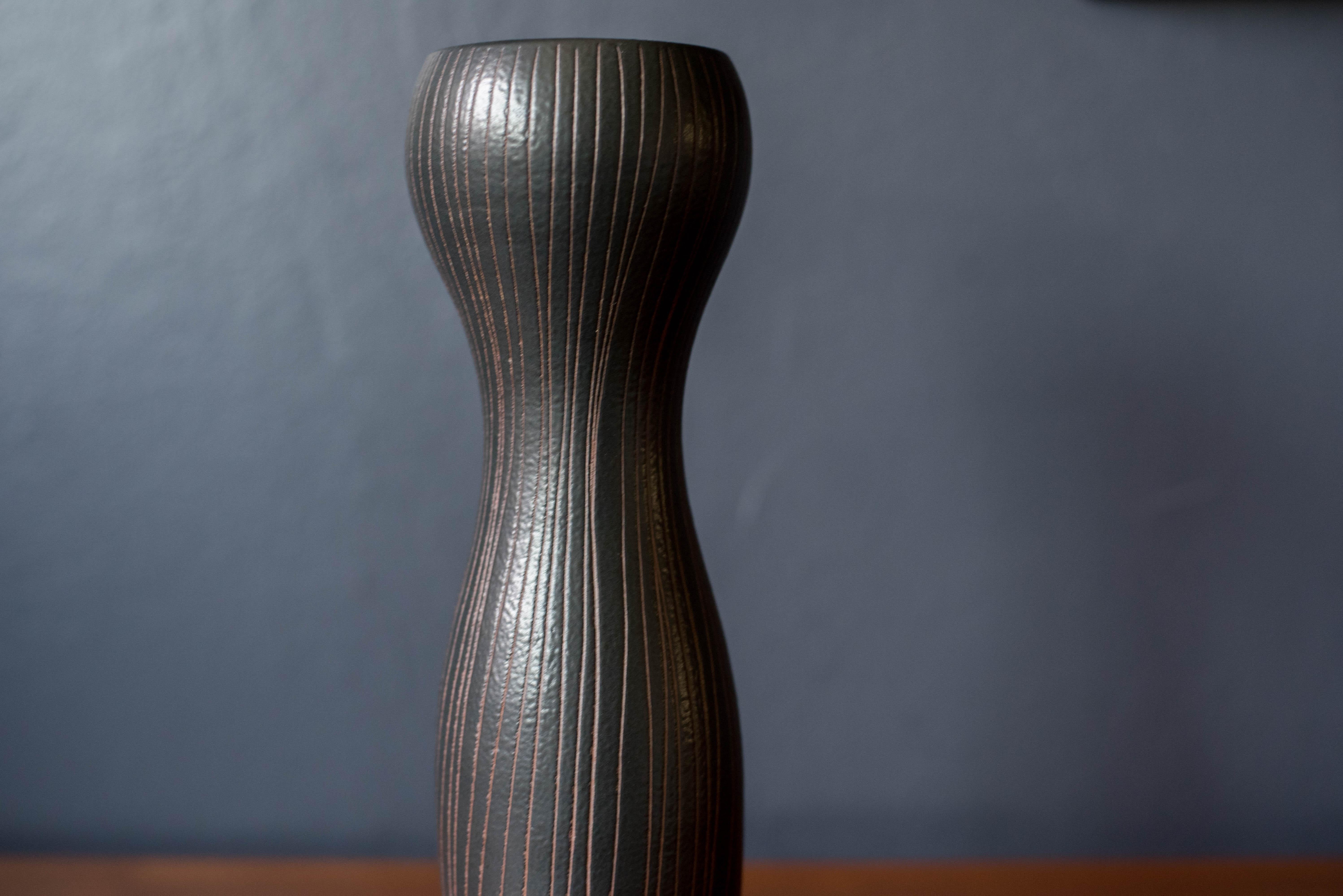 Milieu du XXe siècle Vase sculptural vintage Otagiri en céramique et grès