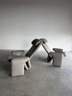 Coppia di poltrone vintage scultoree in pelle grigia in stile postmoderno