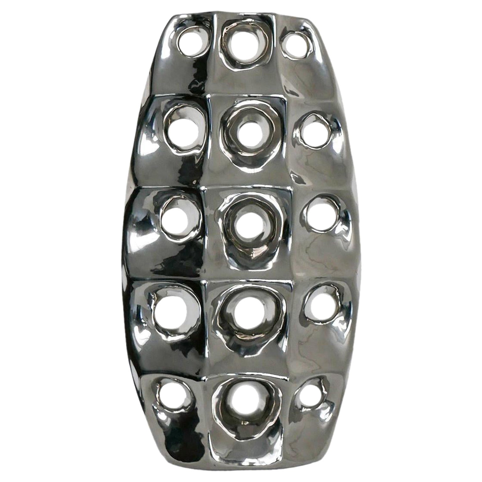 Vase sculptural rare en céramique finition chromée, avec trous, années 1970 en vente