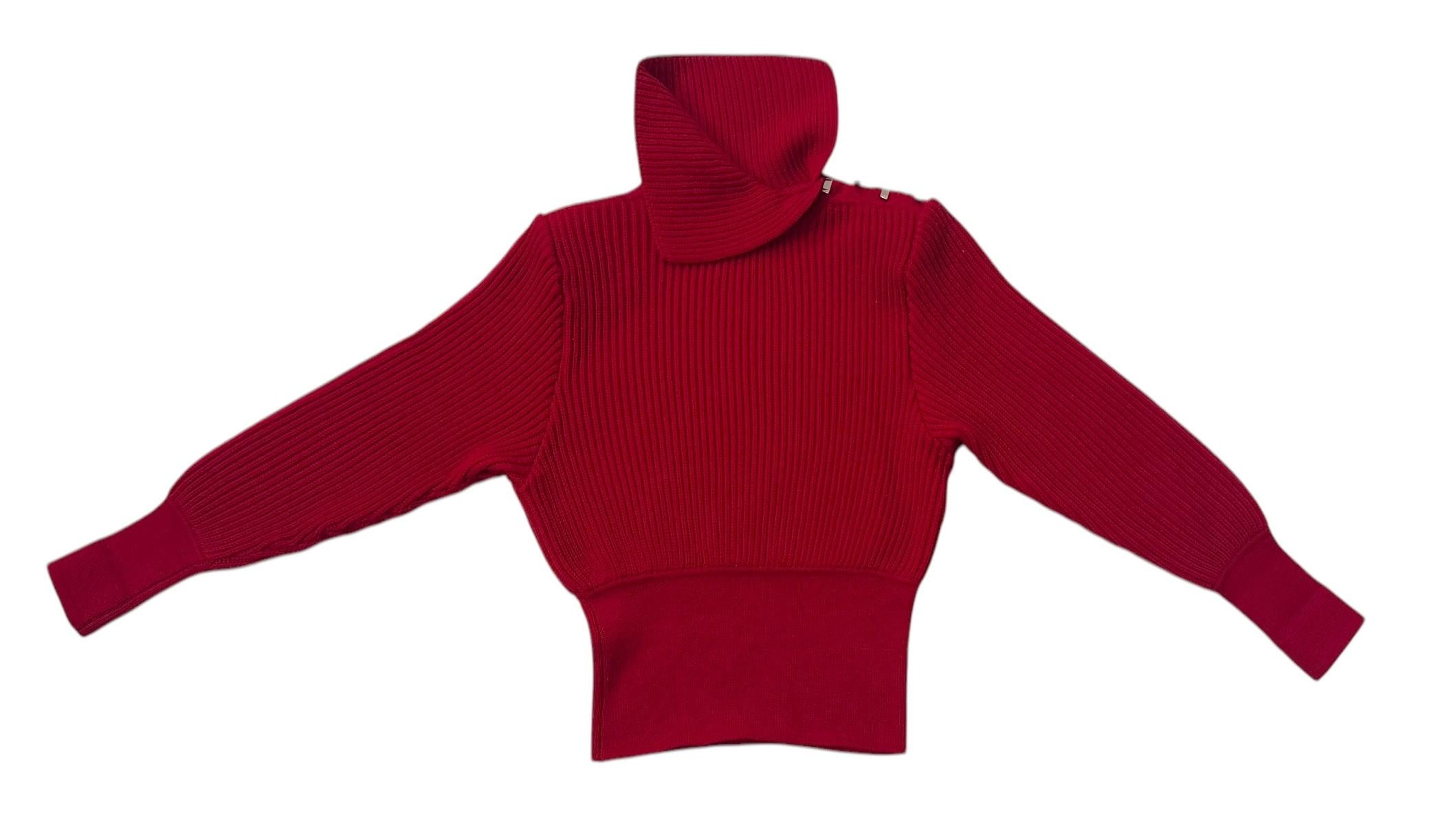 Pull vintage sculptural en laine rouge avec pinces à épaulettes fonctionnelles en métal en vente 7