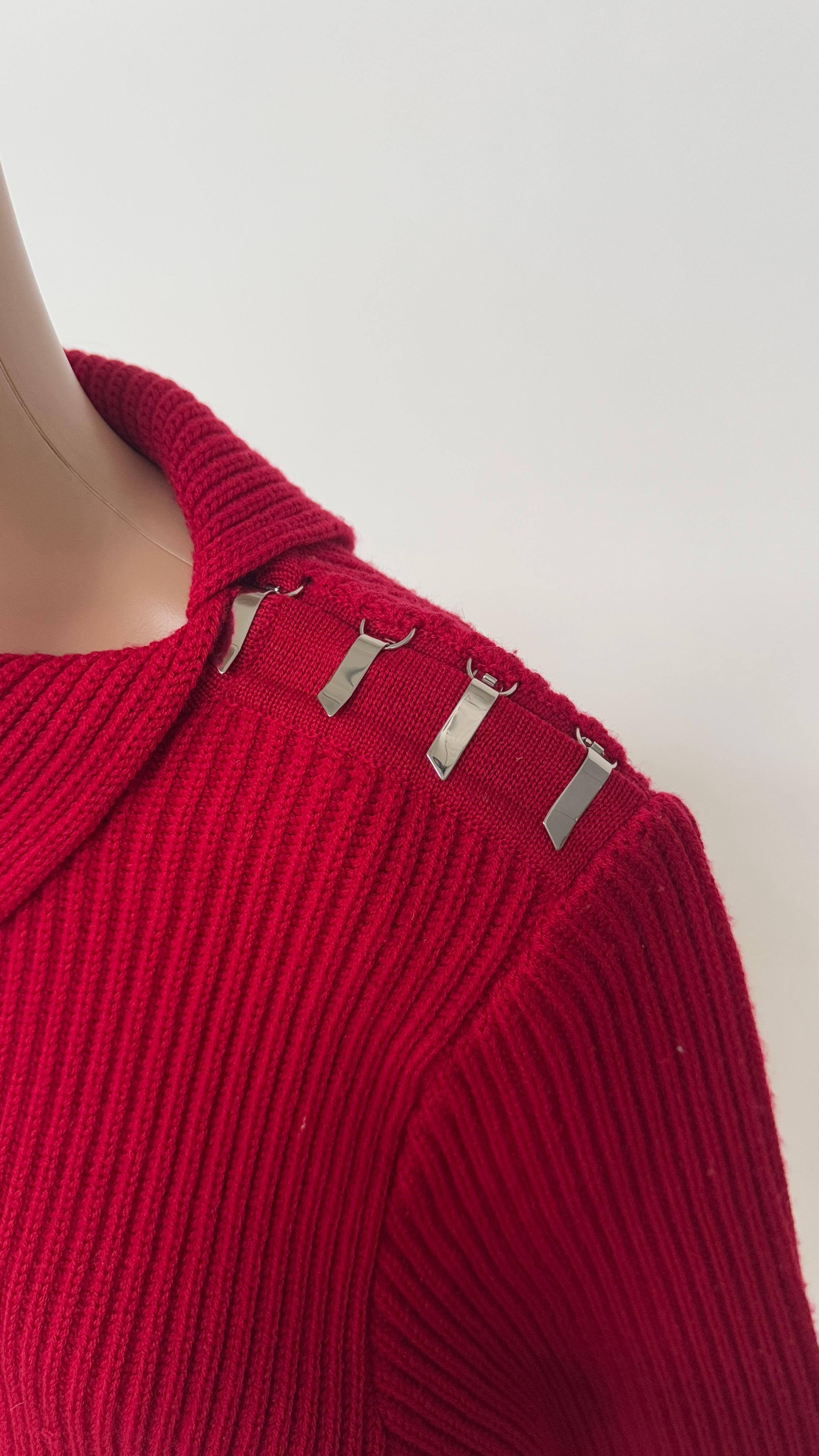 Red Pull vintage sculptural en laine rouge avec pinces à épaulettes fonctionnelles en métal en vente