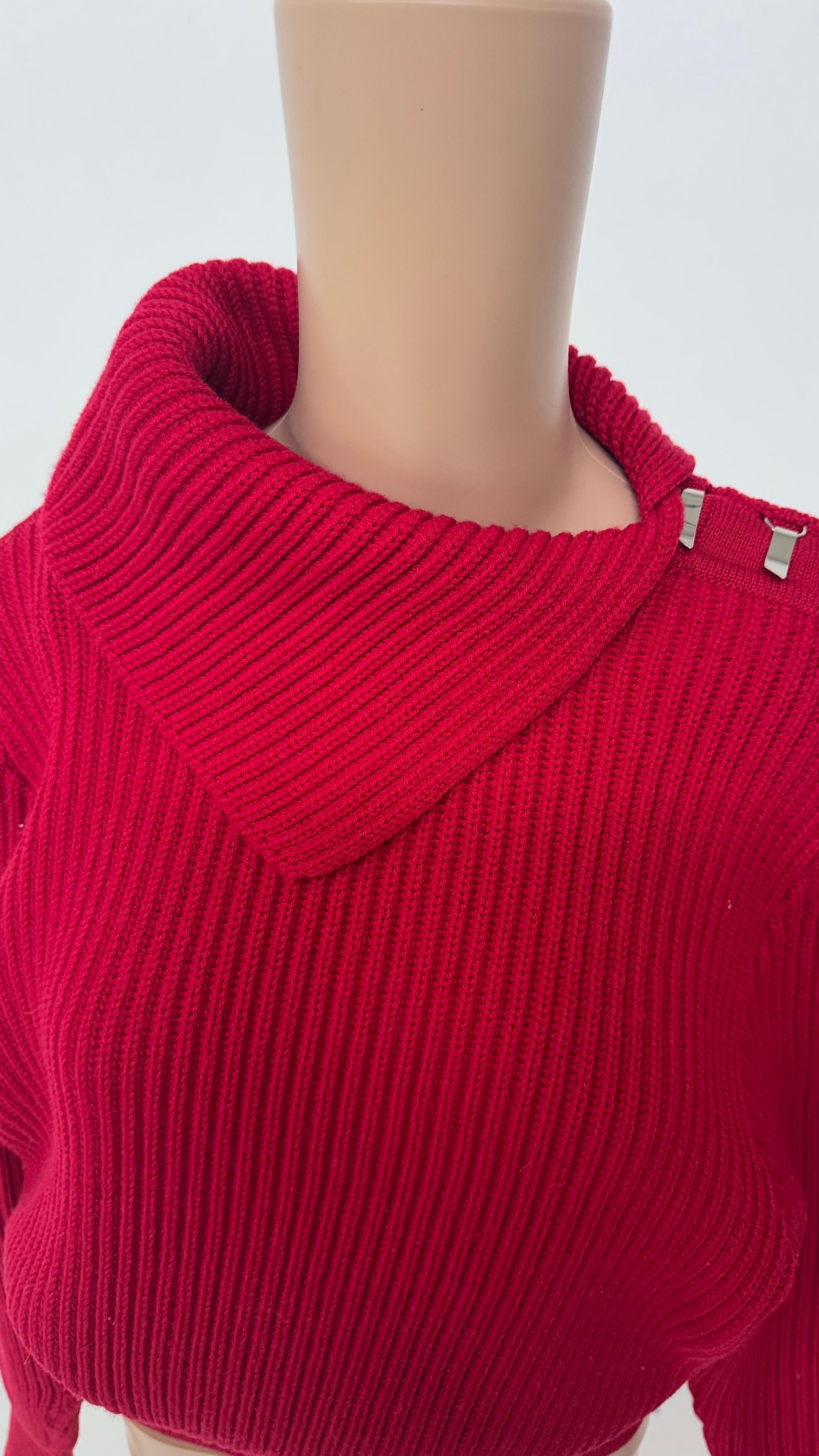 Pull vintage sculptural en laine rouge avec pinces à épaulettes fonctionnelles en métal Excellent état - En vente à Milano, IT