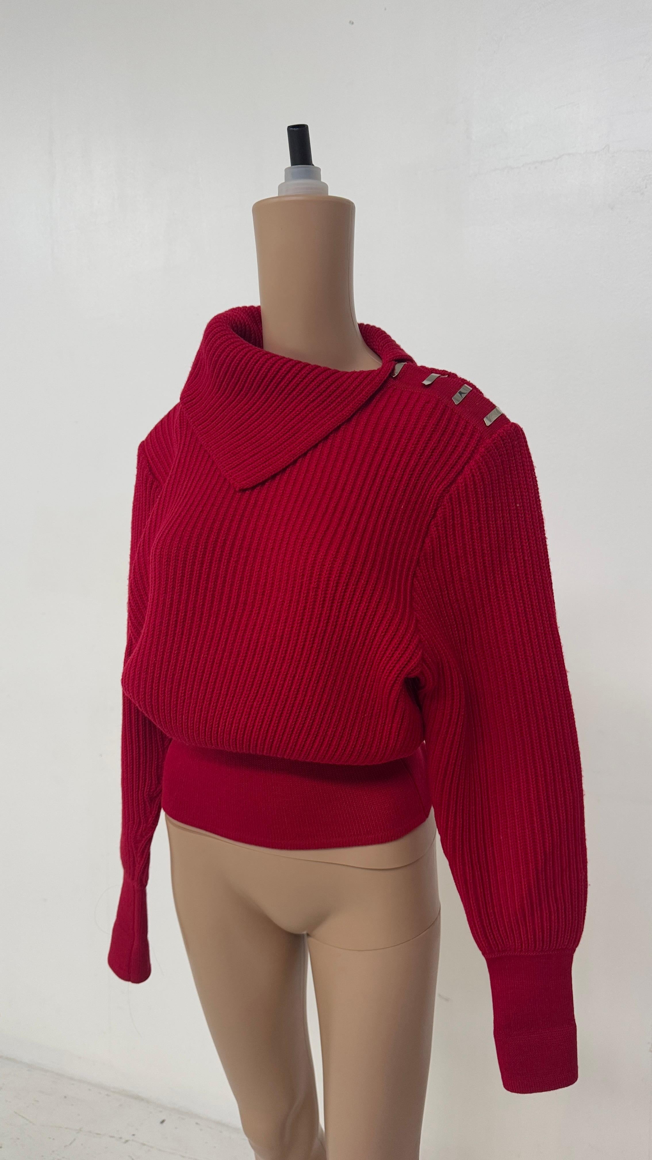 Pull vintage sculptural en laine rouge avec pinces à épaulettes fonctionnelles en métal Unisexe en vente
