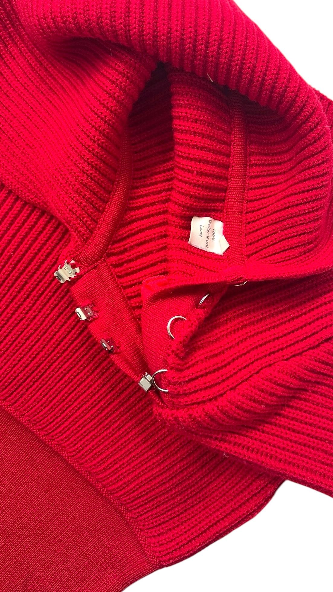 Pull vintage sculptural en laine rouge avec pinces à épaulettes fonctionnelles en métal en vente 1
