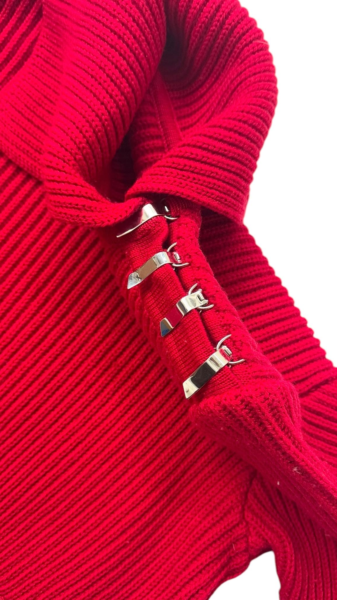 Pull vintage sculptural en laine rouge avec pinces à épaulettes fonctionnelles en métal en vente 2