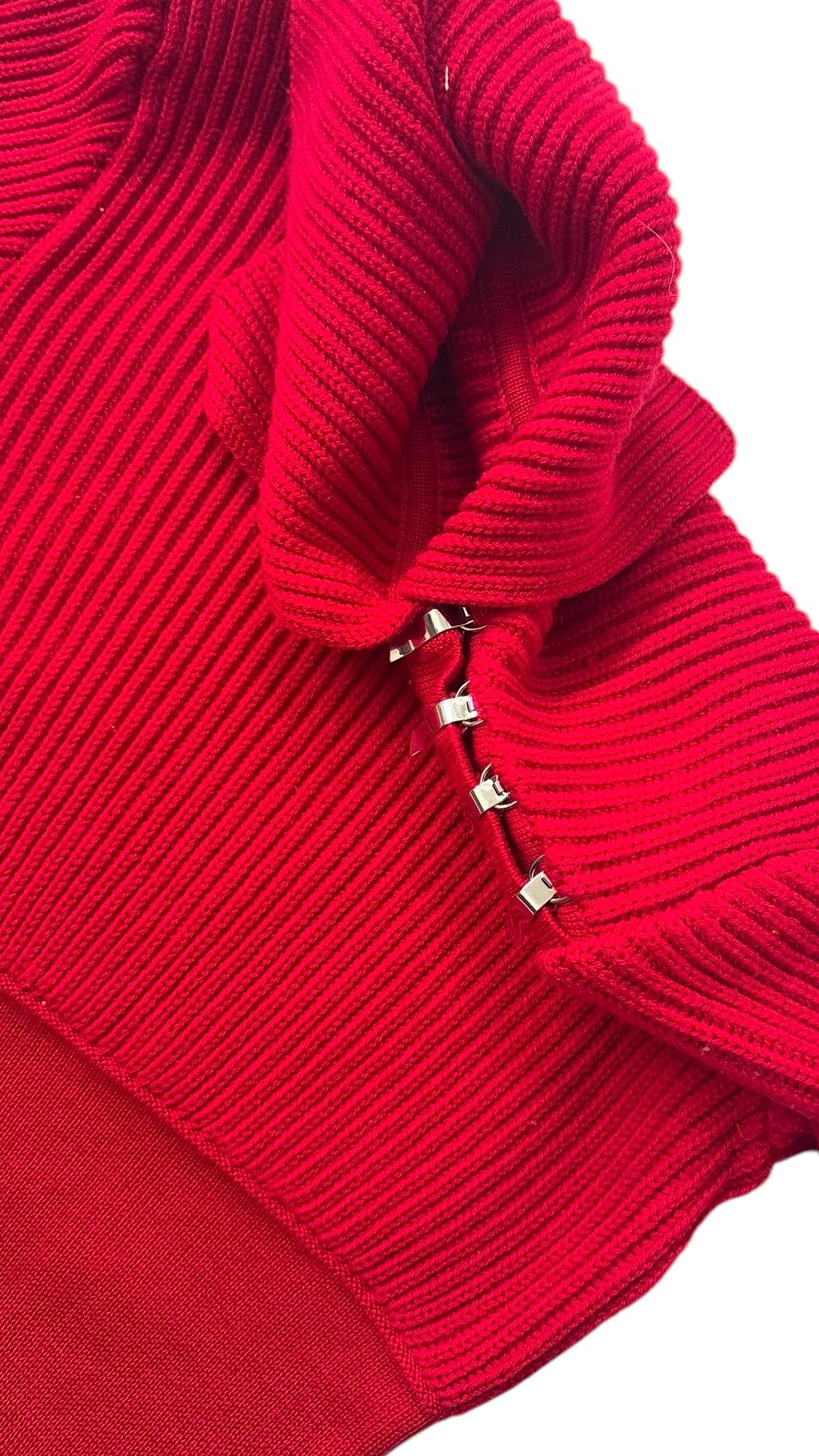 Pull vintage sculptural en laine rouge avec pinces à épaulettes fonctionnelles en métal en vente 3